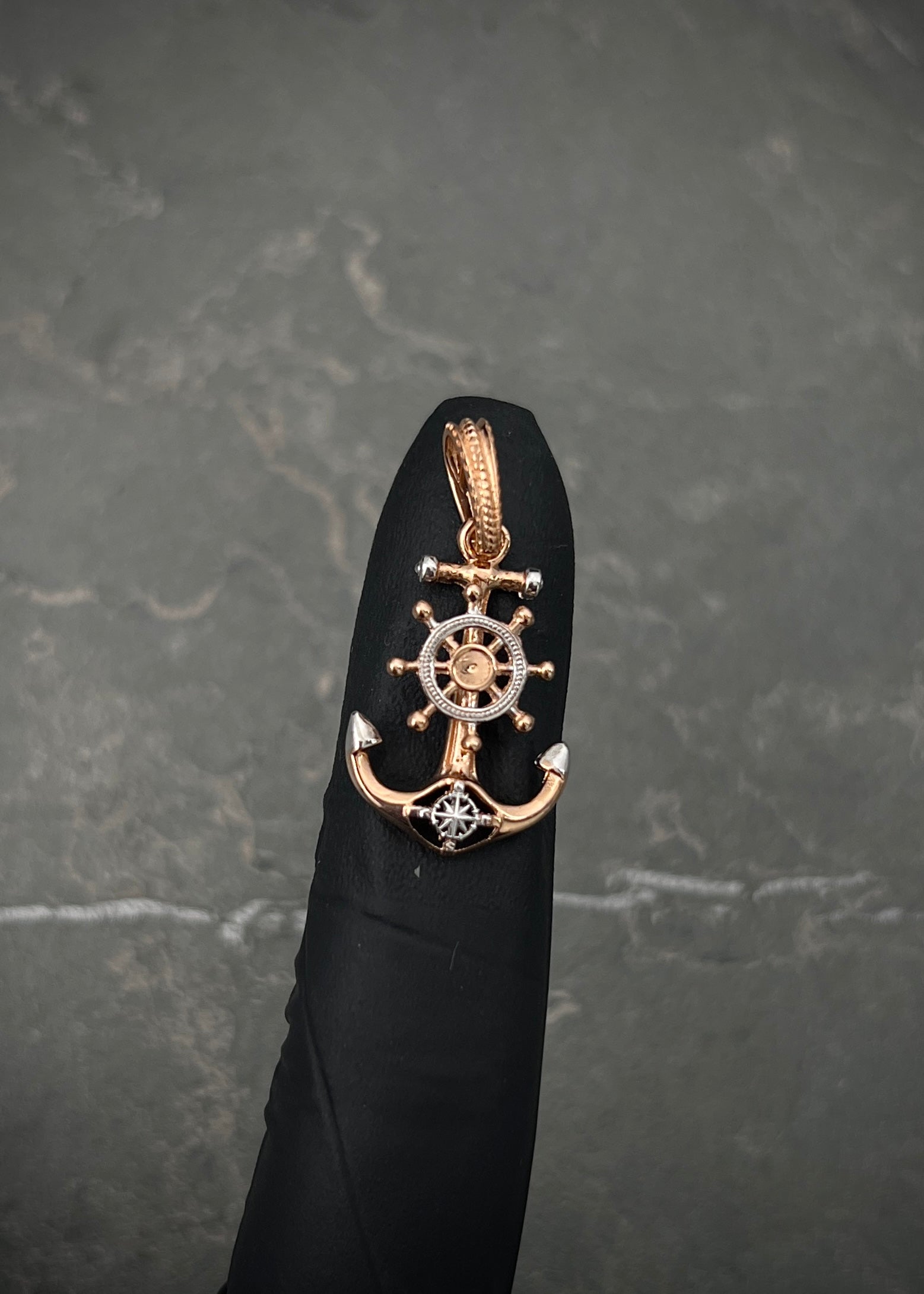 Dije ancla con timon 2.35gr / Largo 2.9cm / Oro Rosado Nac M