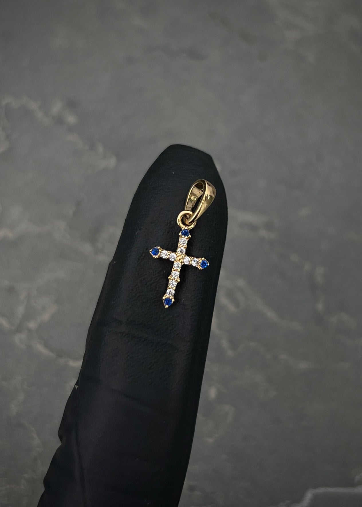 Dije cruz con swarovski azul y blanco 0.5gr / Largo 1.8cm / Oro Amarillo Nac P