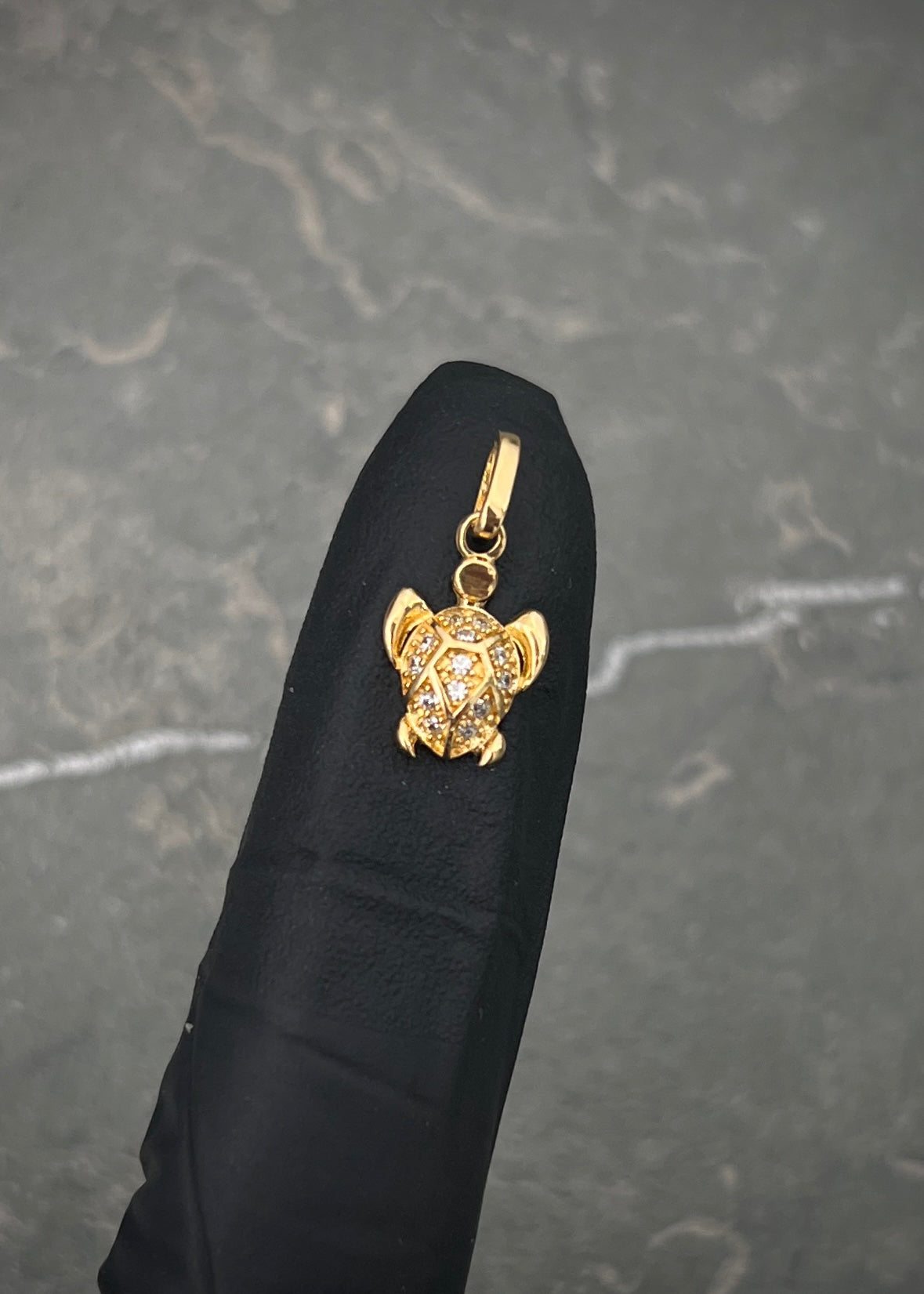 Dije tortuga con swarovski blanco 0.8gr / Largo 1.6cm / Oro Amarillo Nac M