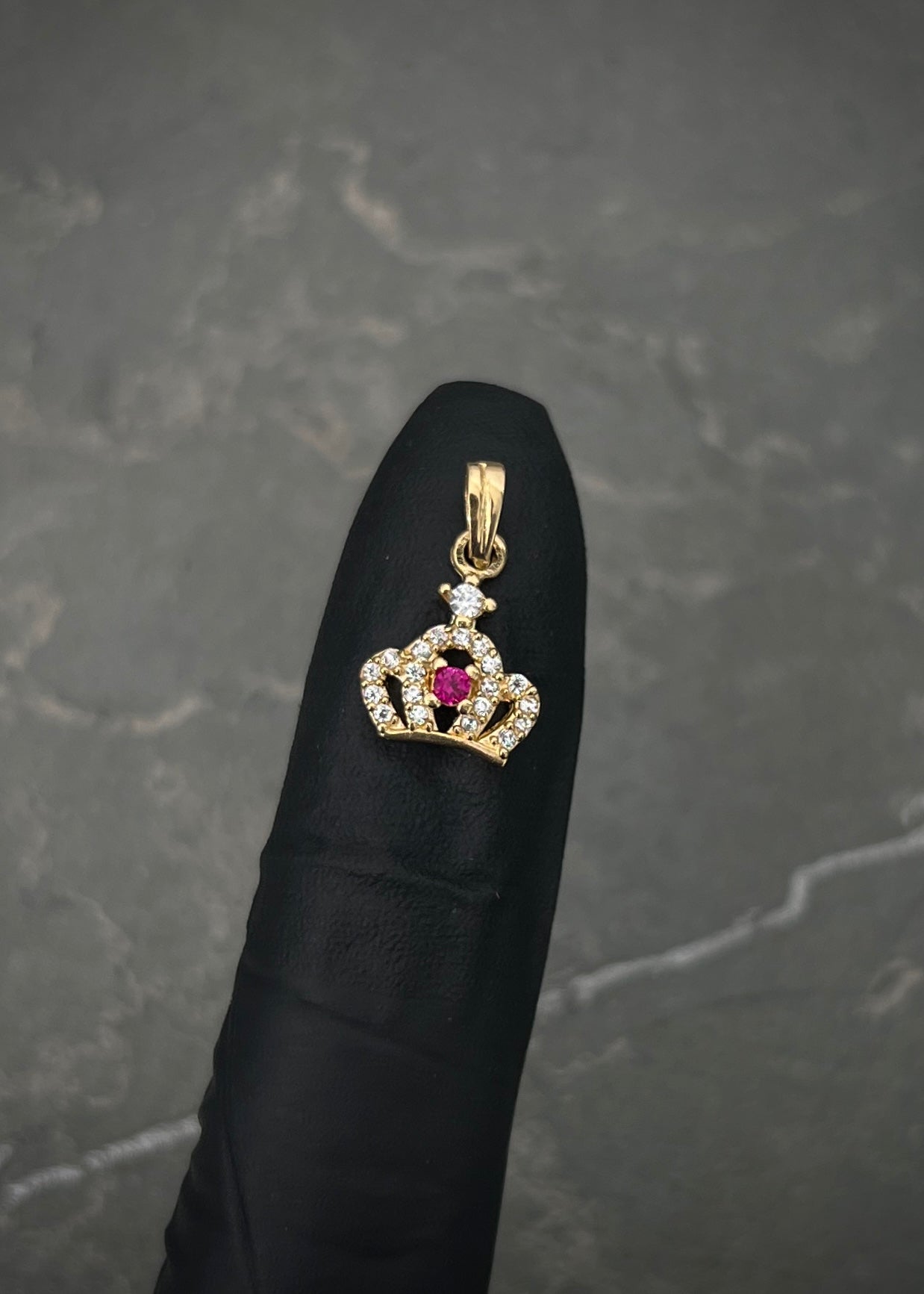 Dije corona con swarovski fucsia y blanco 0.75gr / Largo 1.7cm / Oro Amarillo Nac M