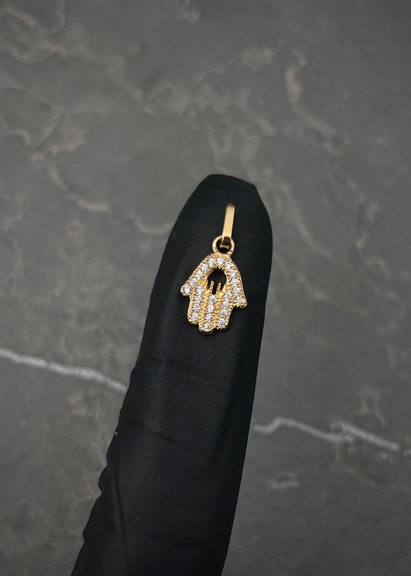 Dije mano hs con swarovski blanco 0.8gr / Largo 1.6cm / Oro Amarillo Nac M