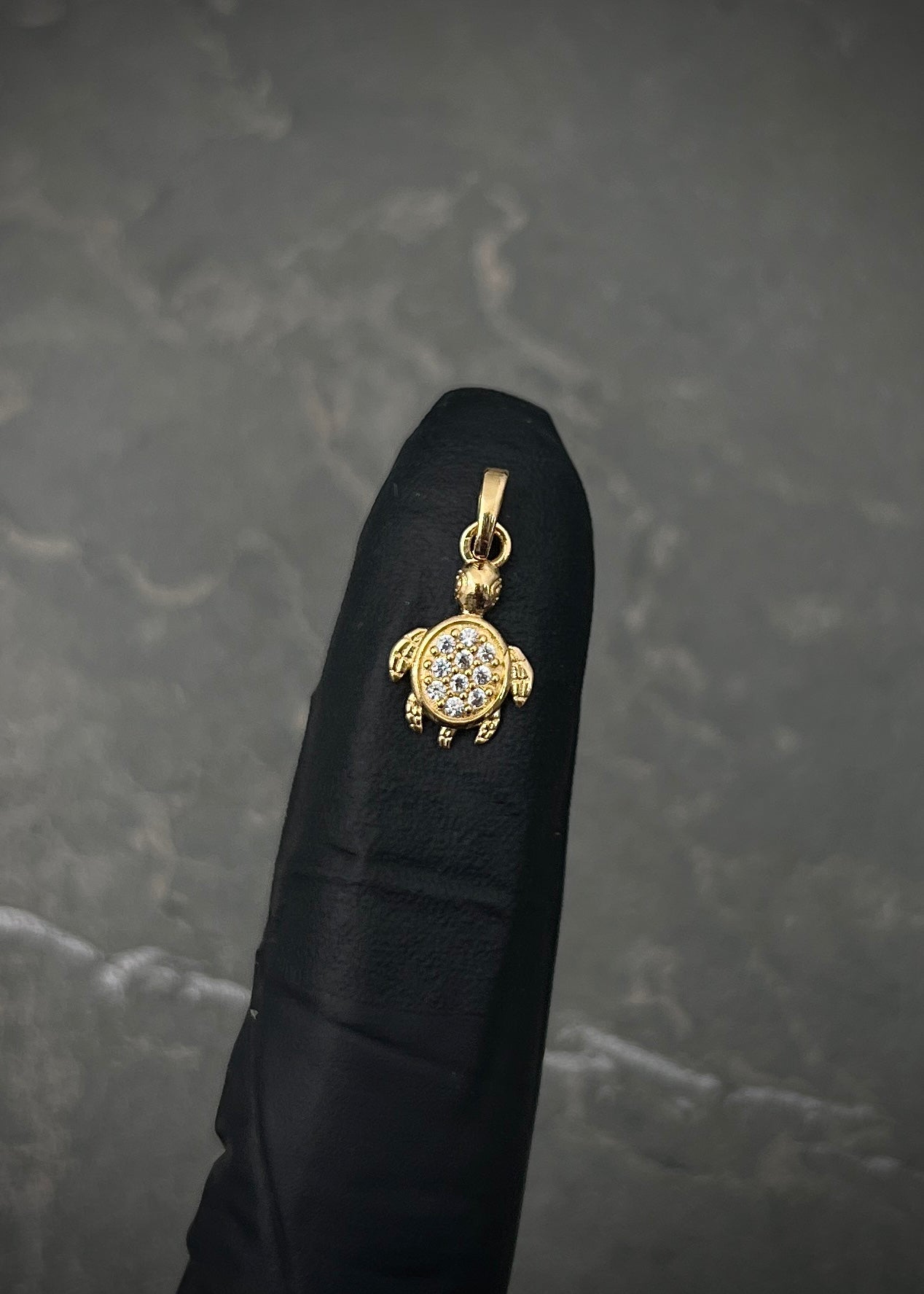 Dije tortuga con swarovski blanco 0.6gr / largo 1.5cm / Oro Amarillo Nac*