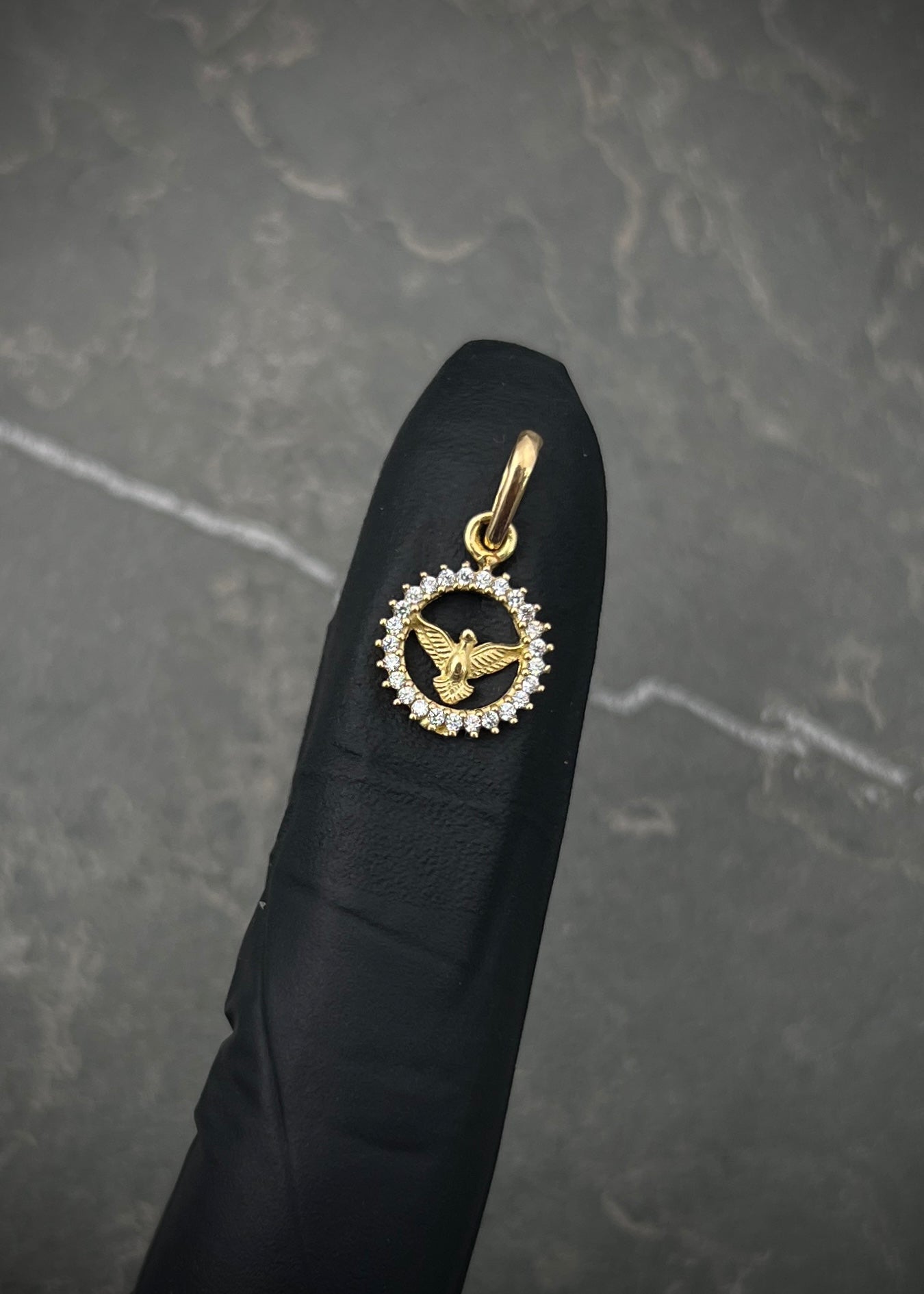 Dije espiritu santo con swarovski blanco 0.85gr / Largo 1.7cm / Oro Amarillo Nac M