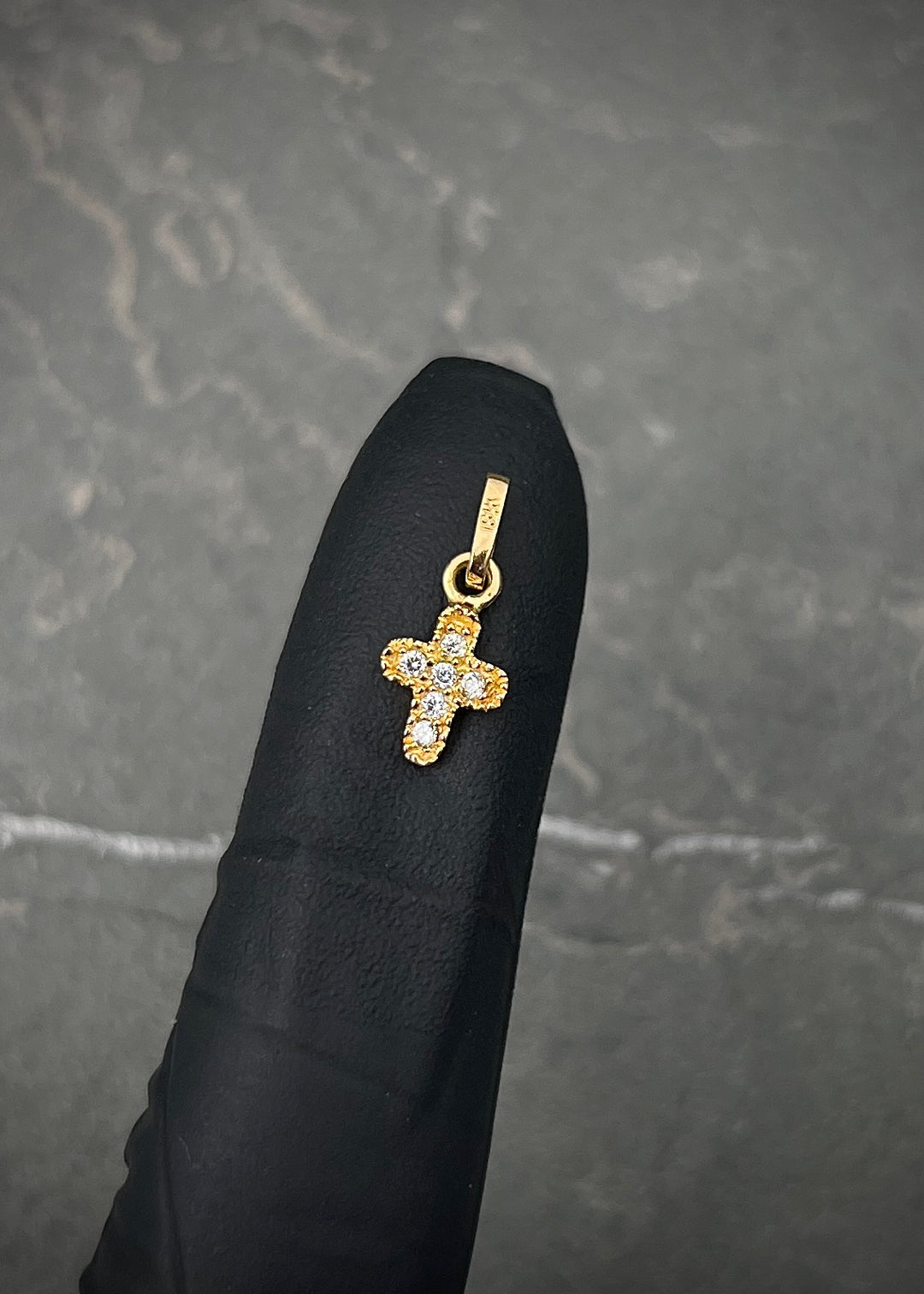 Dije cruz con swarovski blanco 0.45gr / Largo 1.5cm — Oro Amarillo