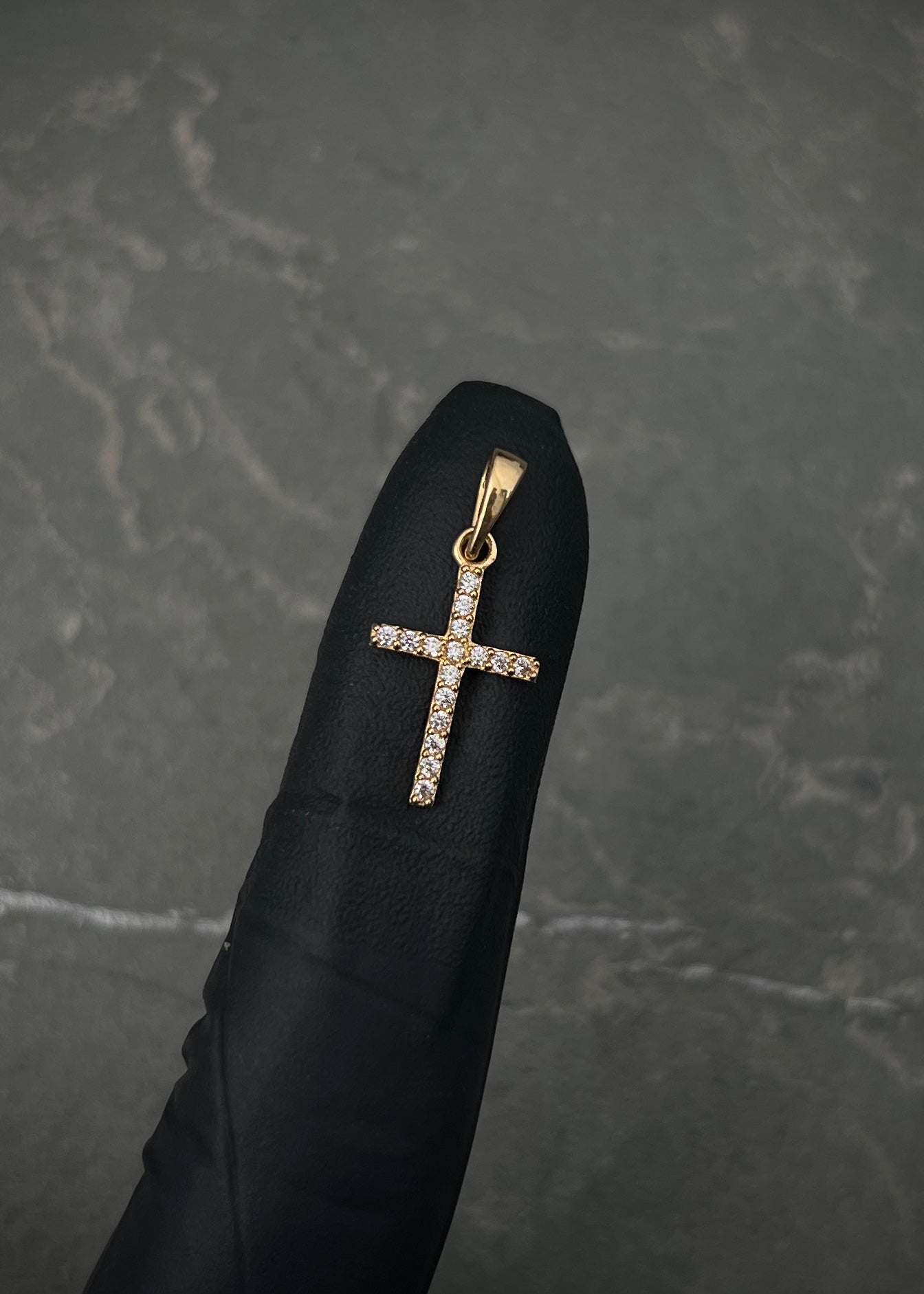 Dije Cruz con Swarovski Blanco 0.6gr / 2cm / 9.7mm — Oro Amarillo