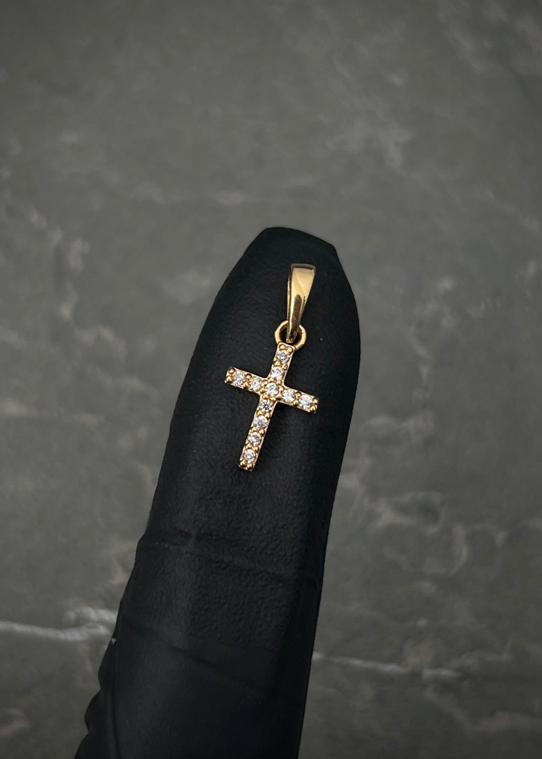 Dije cruz con swarovski blanco 0.55gr / Largo 1.7cm / Oro Amarillo Nac M