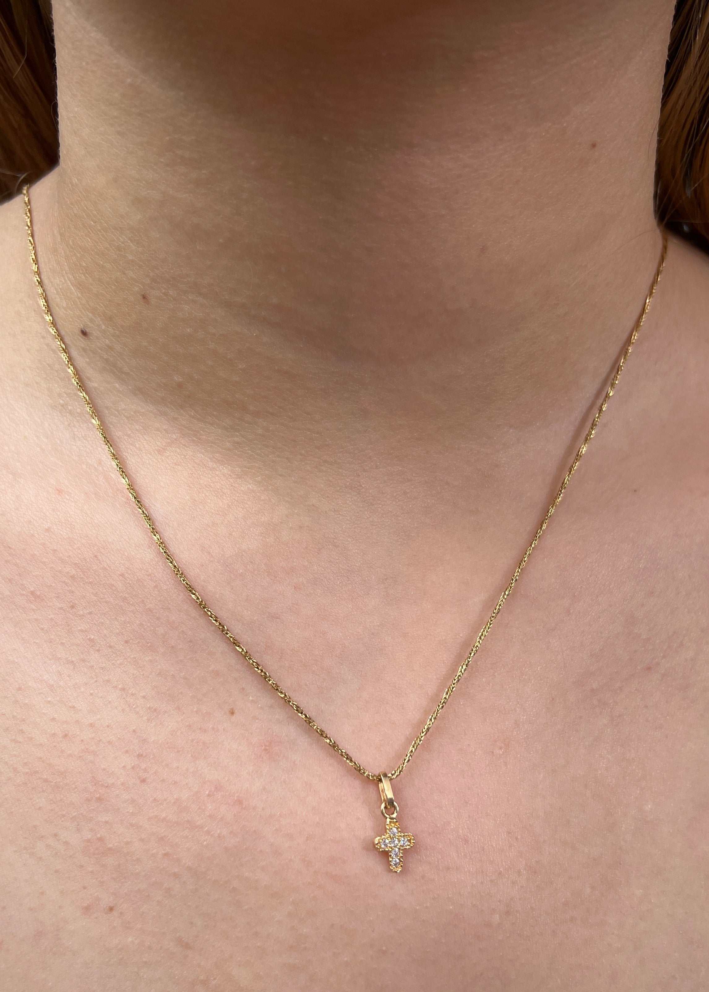 Dije cruz con swarovski blanco 0.45gr / Largo 1.5cm / Oro Amarillo Nac P