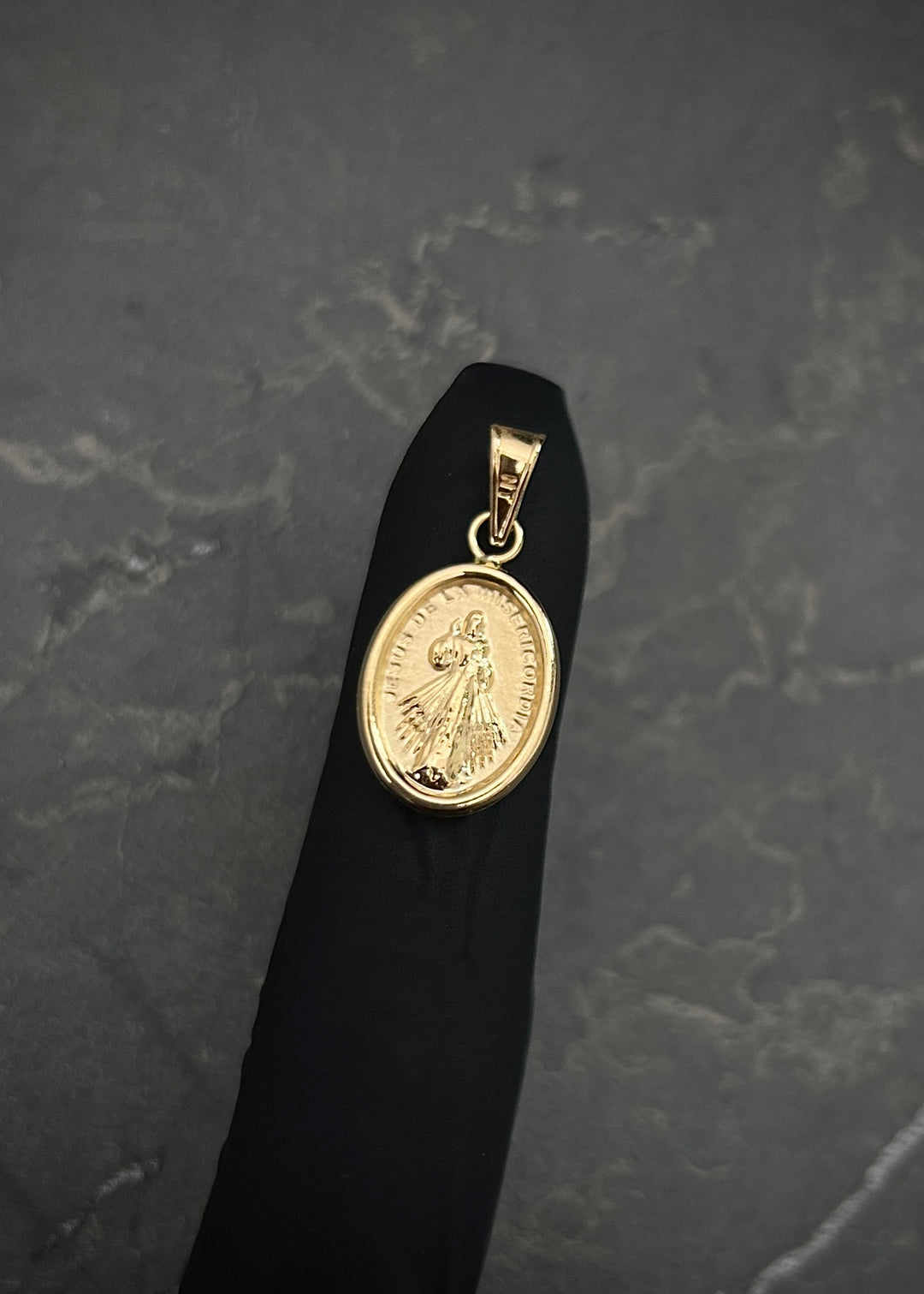 Dije de jesus de la misericordia 0.6gr / Largo 2cm Oro Amarillo — Oro Amarillo