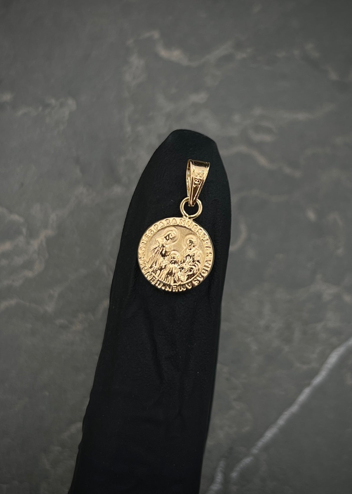 Dije la sagrada familia 0.5gr / Largo 1.7cm / Oro Amarillo Nac P