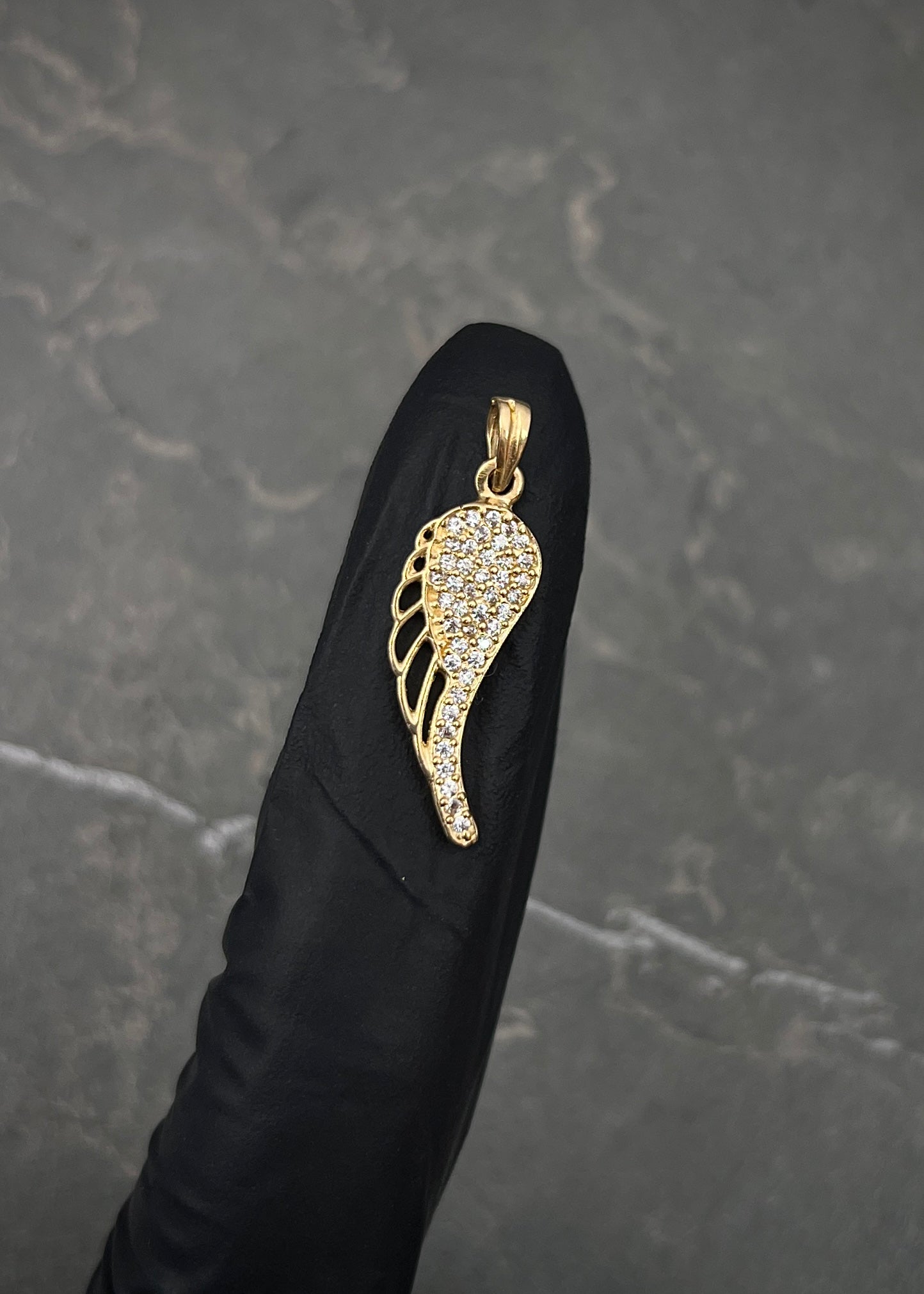 Dije ala con swarovski blanco 1.6gr / Largo 2.7cm / Oro Amarillo Nac P