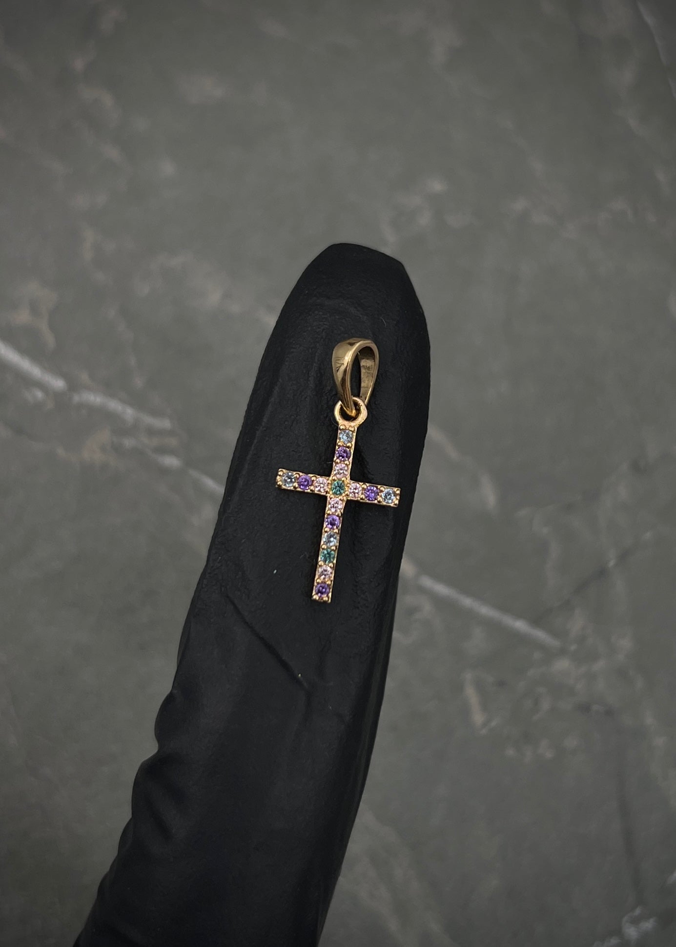 Dije cruz con swarovski verde y rosado 0.6gr / Largo 2 cm / Oro Amarillo Nac P