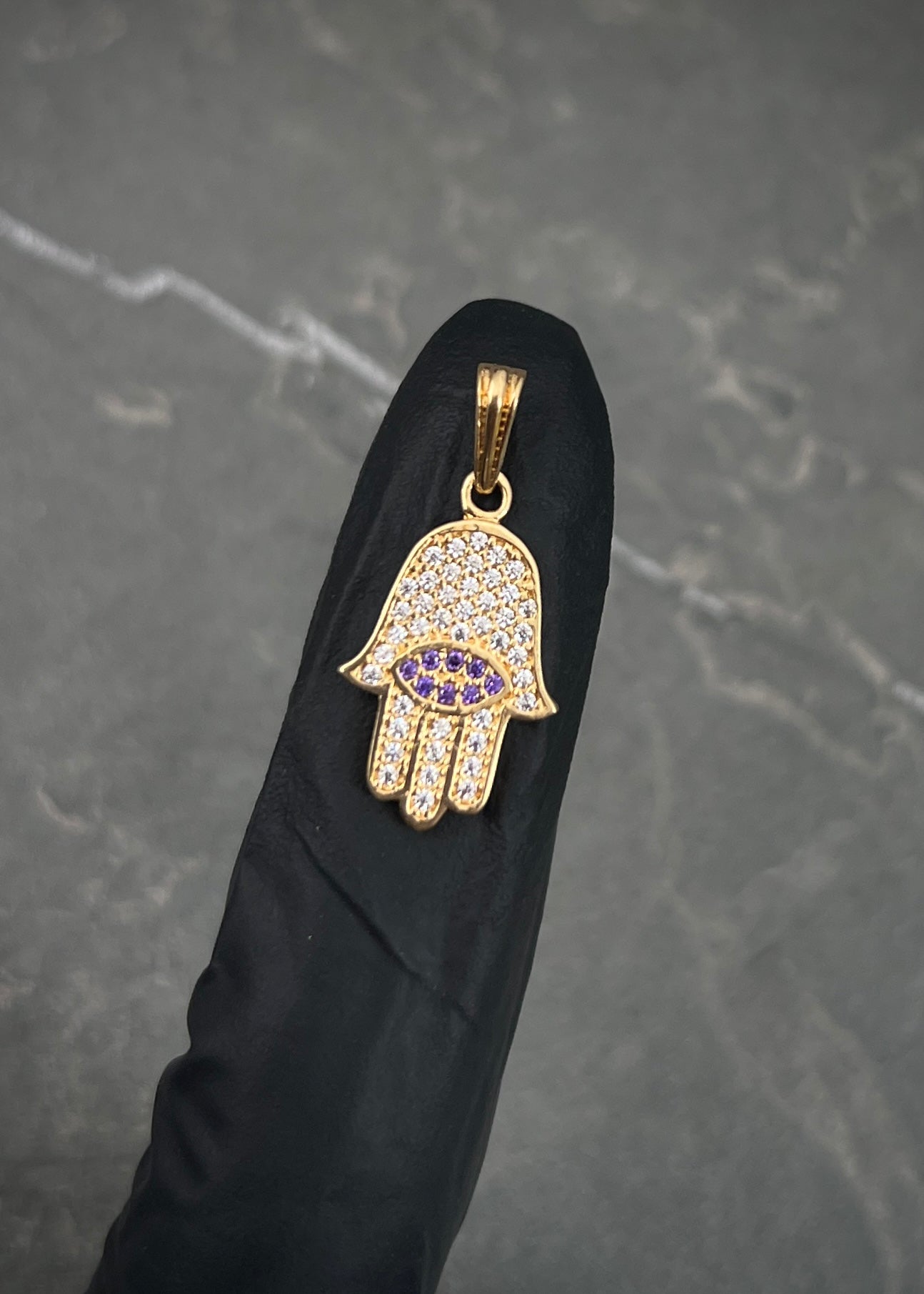 Dije mano hs con swarovski morado y blanco 1.7gr / Largo 2.4cm / Oro Amarillo Nac P