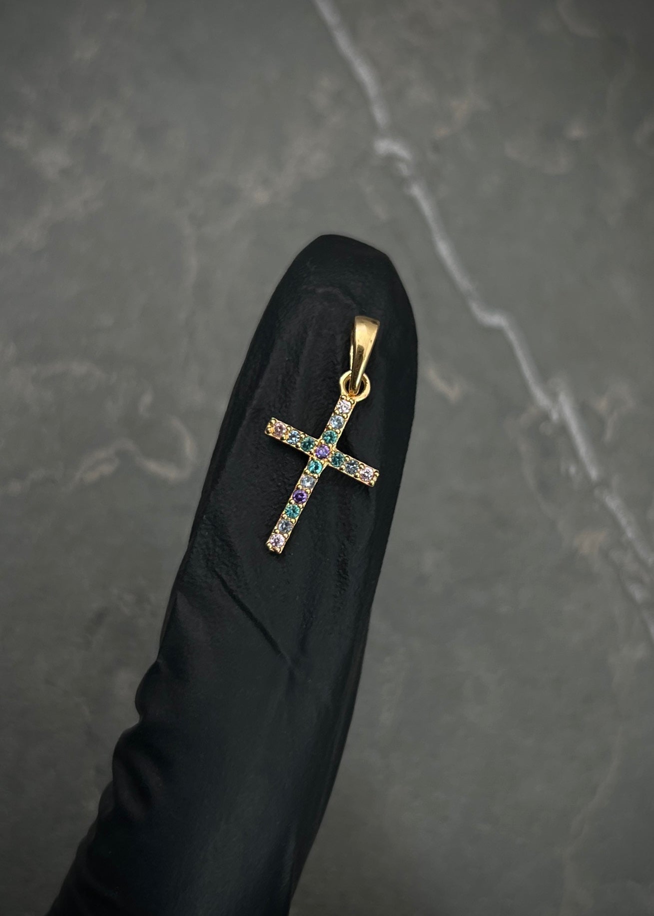 Dije cruz con swarovski azul y morado 0.6gr / Largo 2 cm / Oro Amarillo Nac P