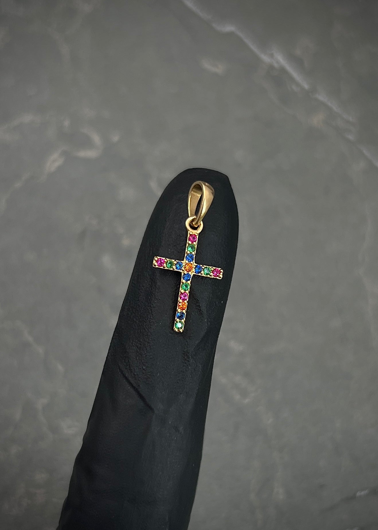 Dije cruz con swarovski multicolor 0.6gr / Largo 2cm / Oro Amarillo Nac P