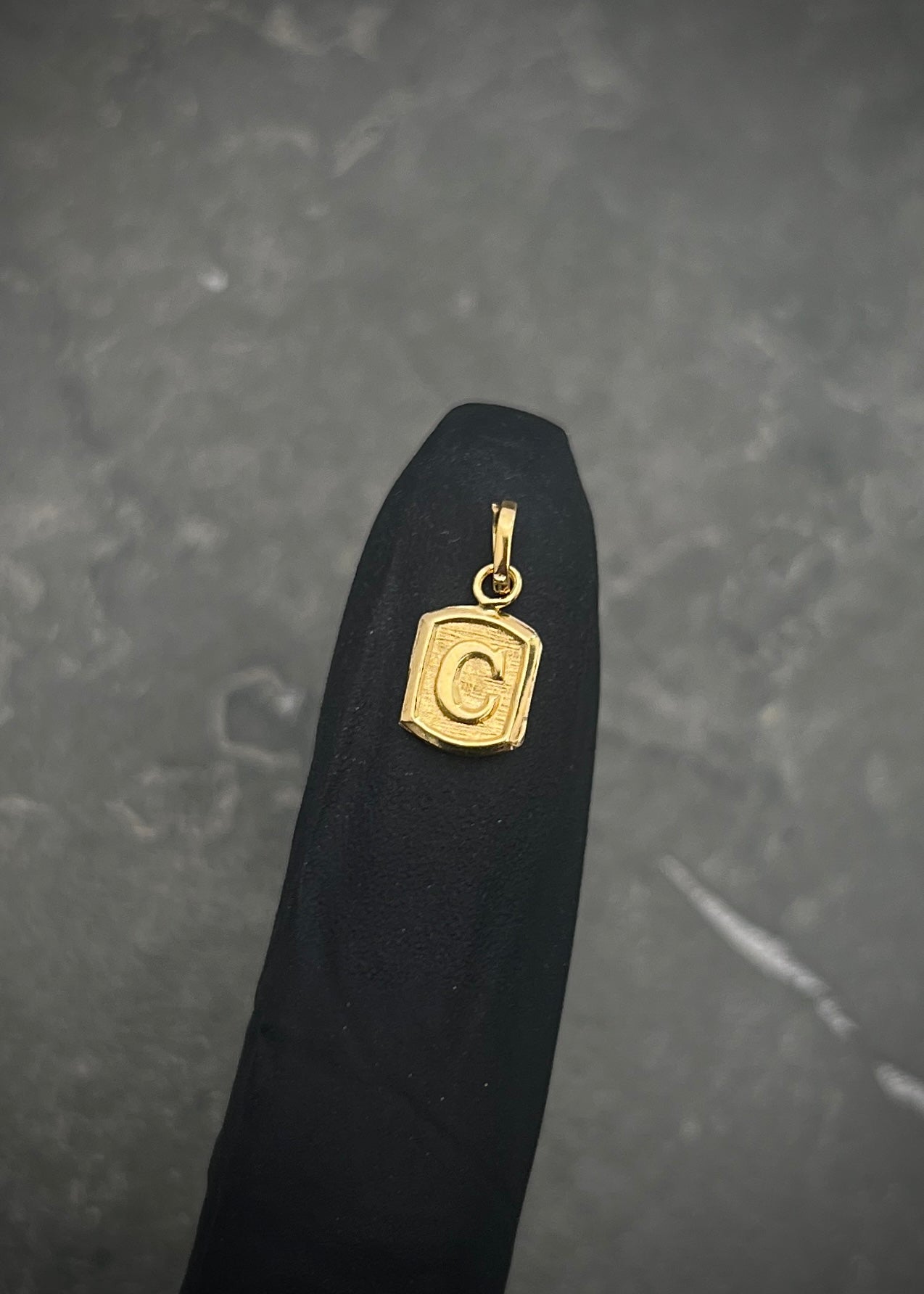 Dije letra c 0.3gr / Largo 1.5cm / Oro Amarillo Nac B