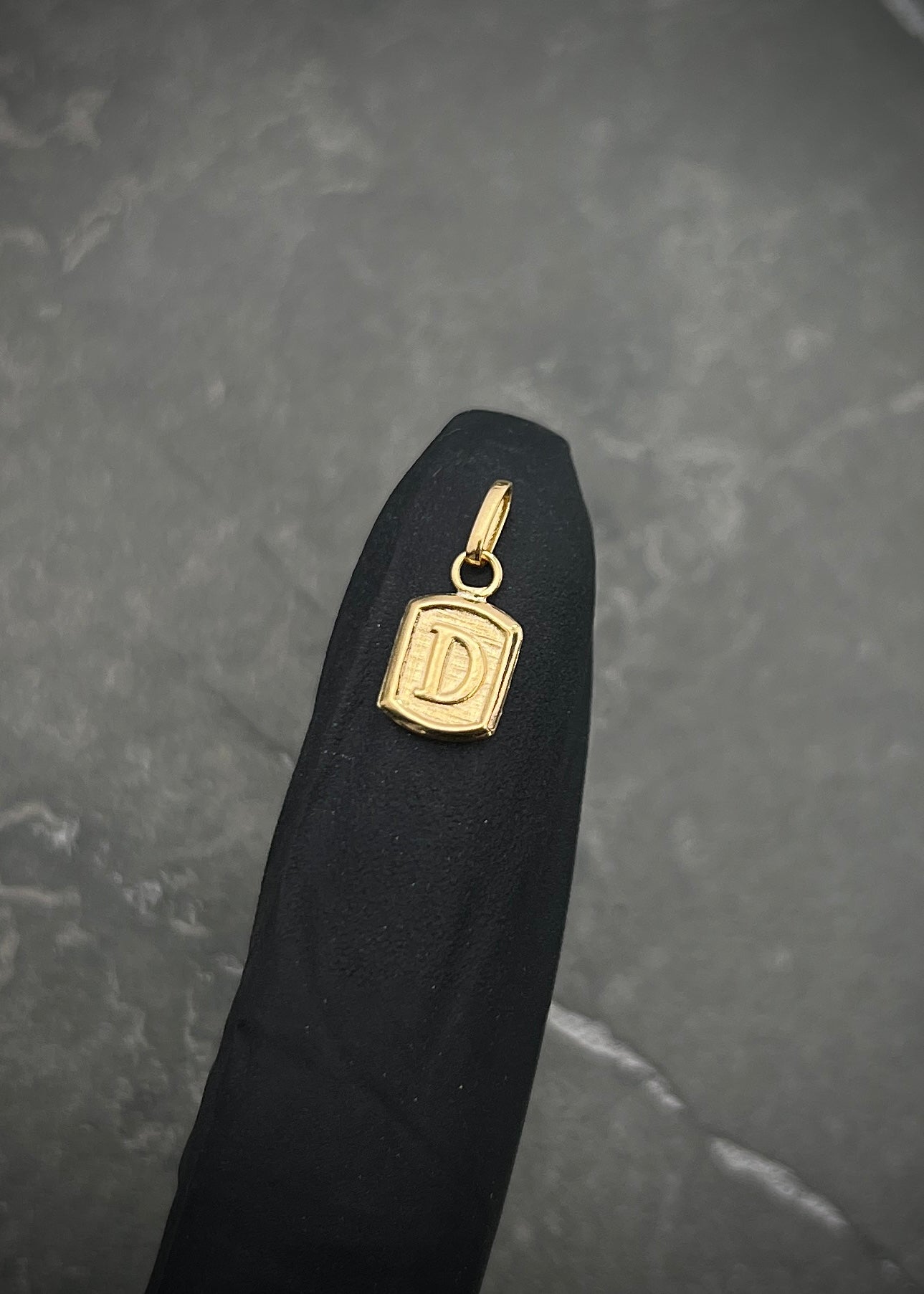 Dije letra d 0.35gr / Largo 1.5cm / Oro Amarillo Nac B