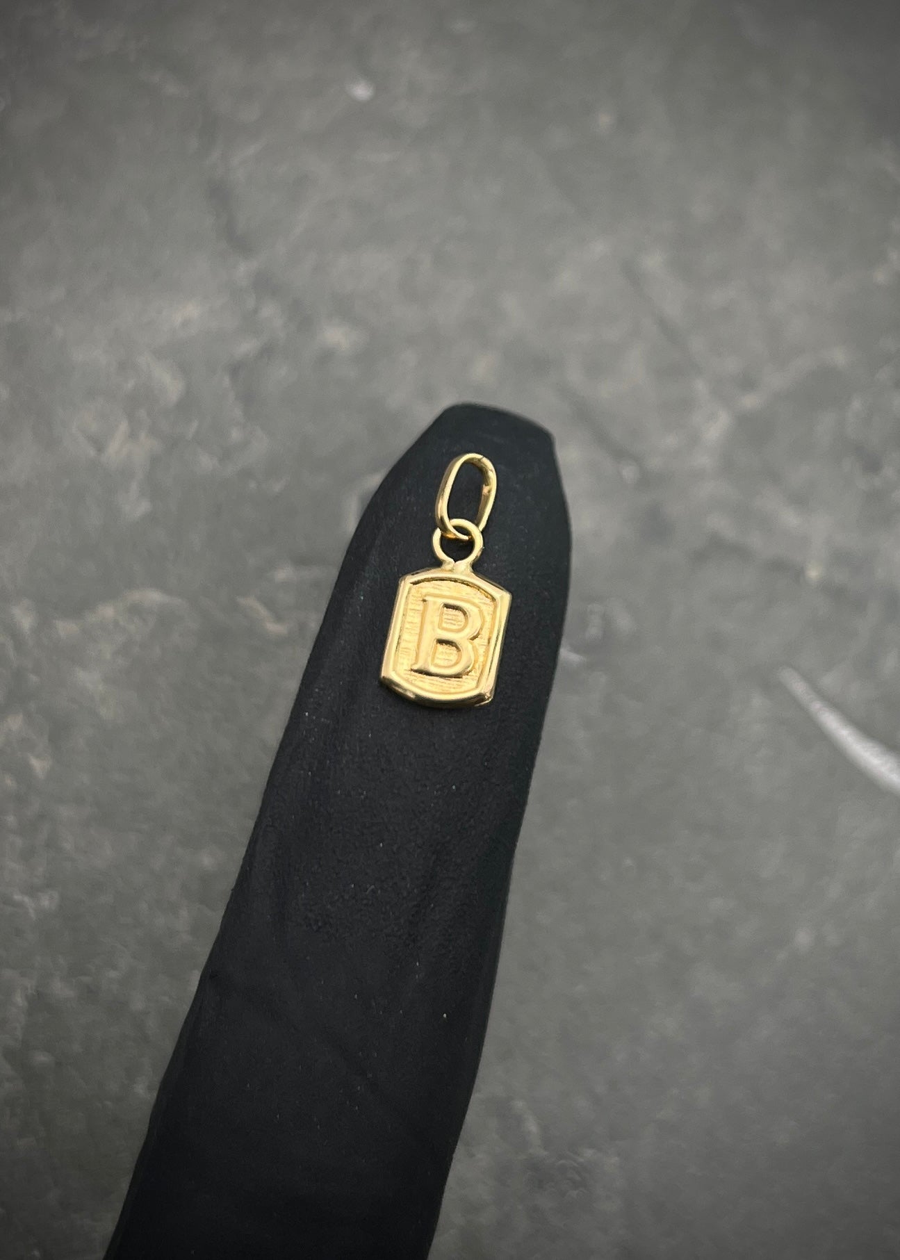 Dije leta B. 0.35gr / Largo 1.5cm / Oro Amarillo Nac M