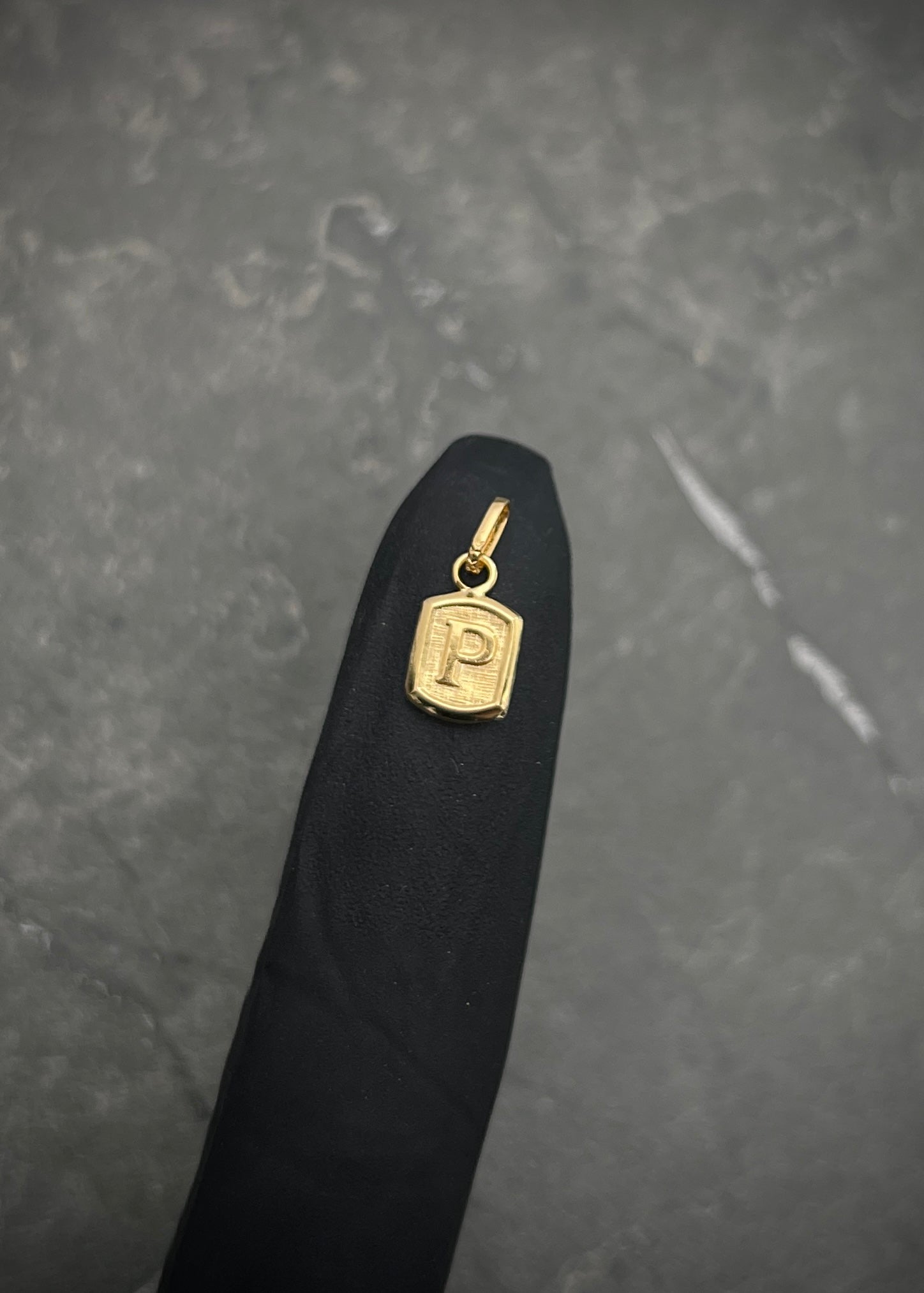 Dije letra p 0.3gr / Largo 1.5 cm / Oro Amarillo Nac B