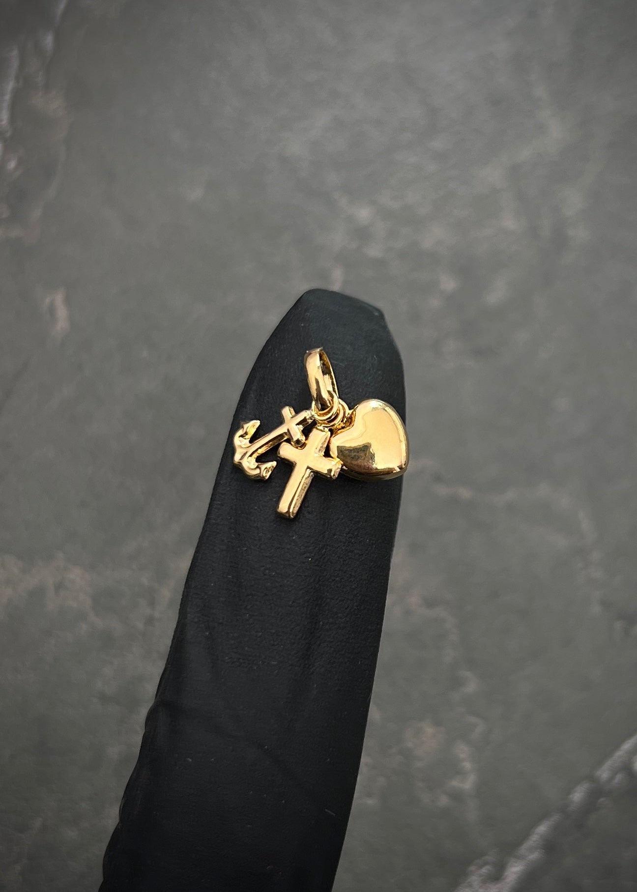 Dije de las tres gracias 0.5gr / Largo 1,4cm / Oro Amarillo Nac M