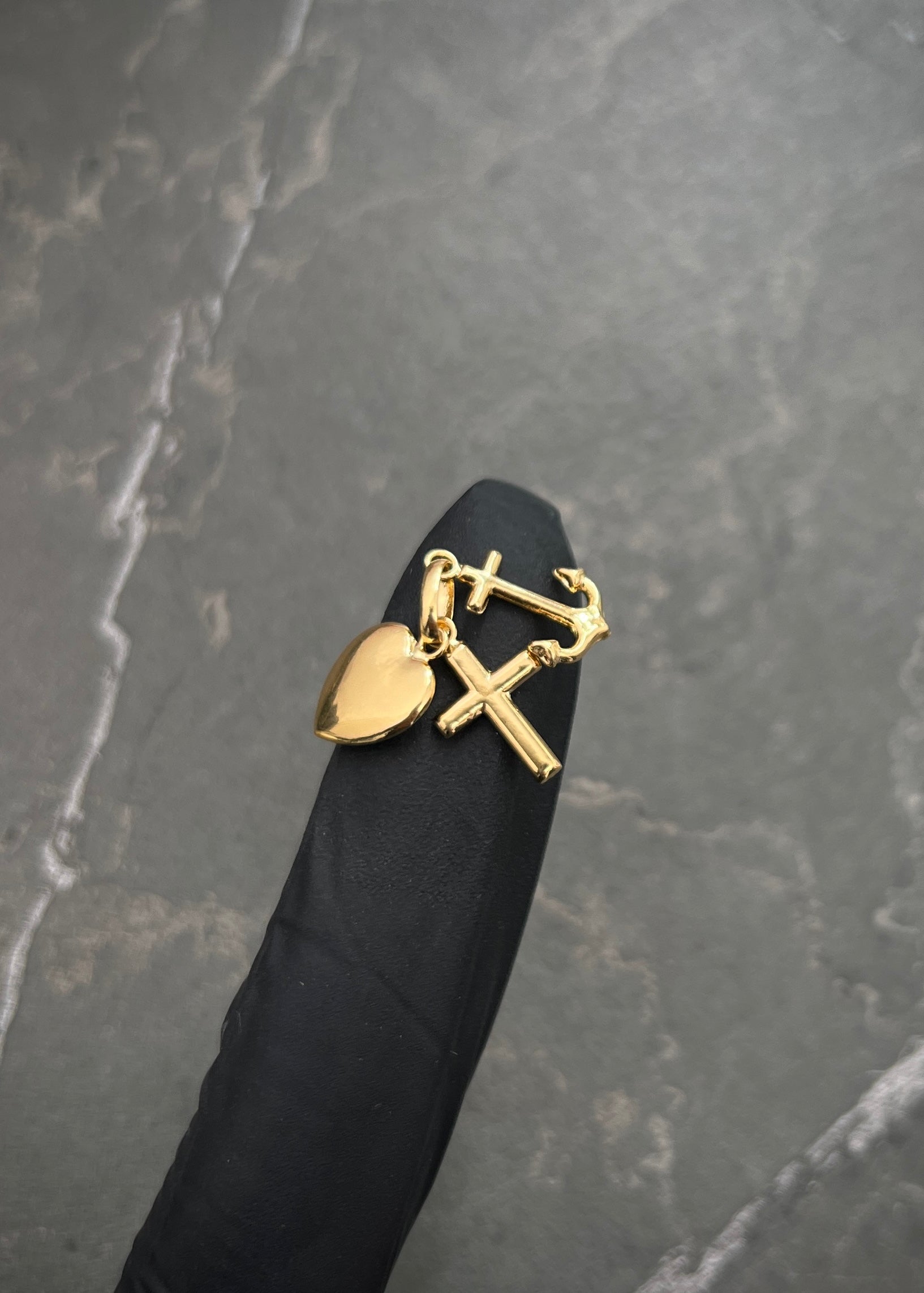 Dije de las tres gracias 1gr / 1.9cm / 9.3mm — Oro Amarillo