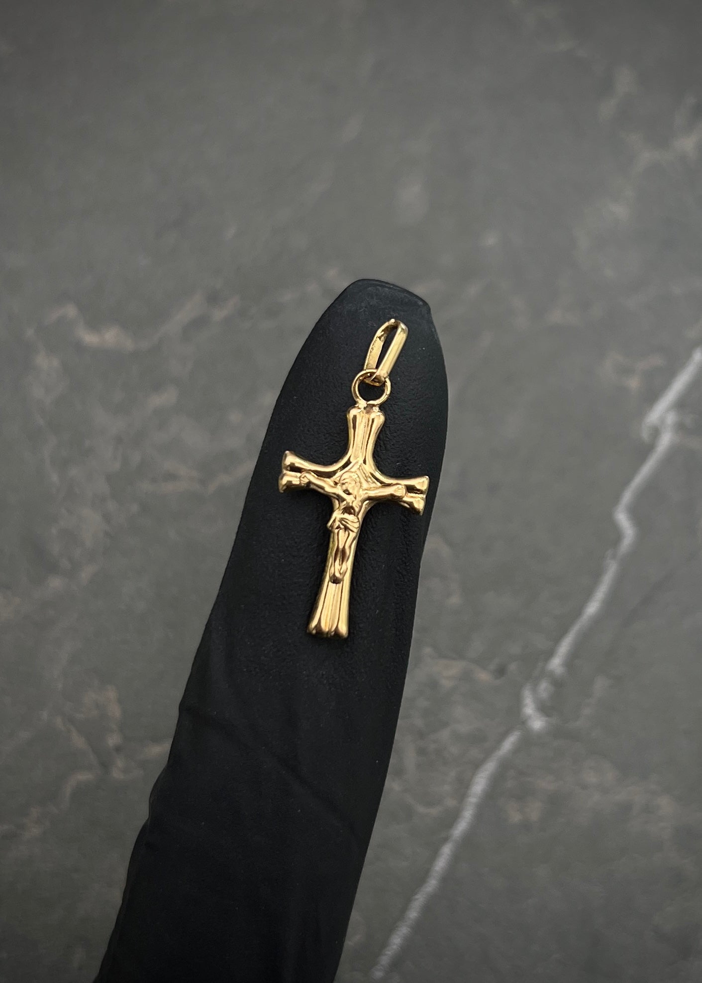 Dije cruz con cristo 0.55gr / Largo 2.5cm / Oro Amarillo Nac B