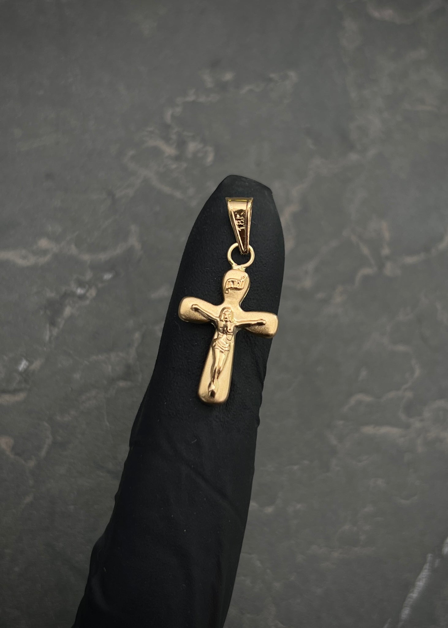 Dije cruz con cristo 0.35gr / Largo 2.1cm / Oro Amarillo Nac B