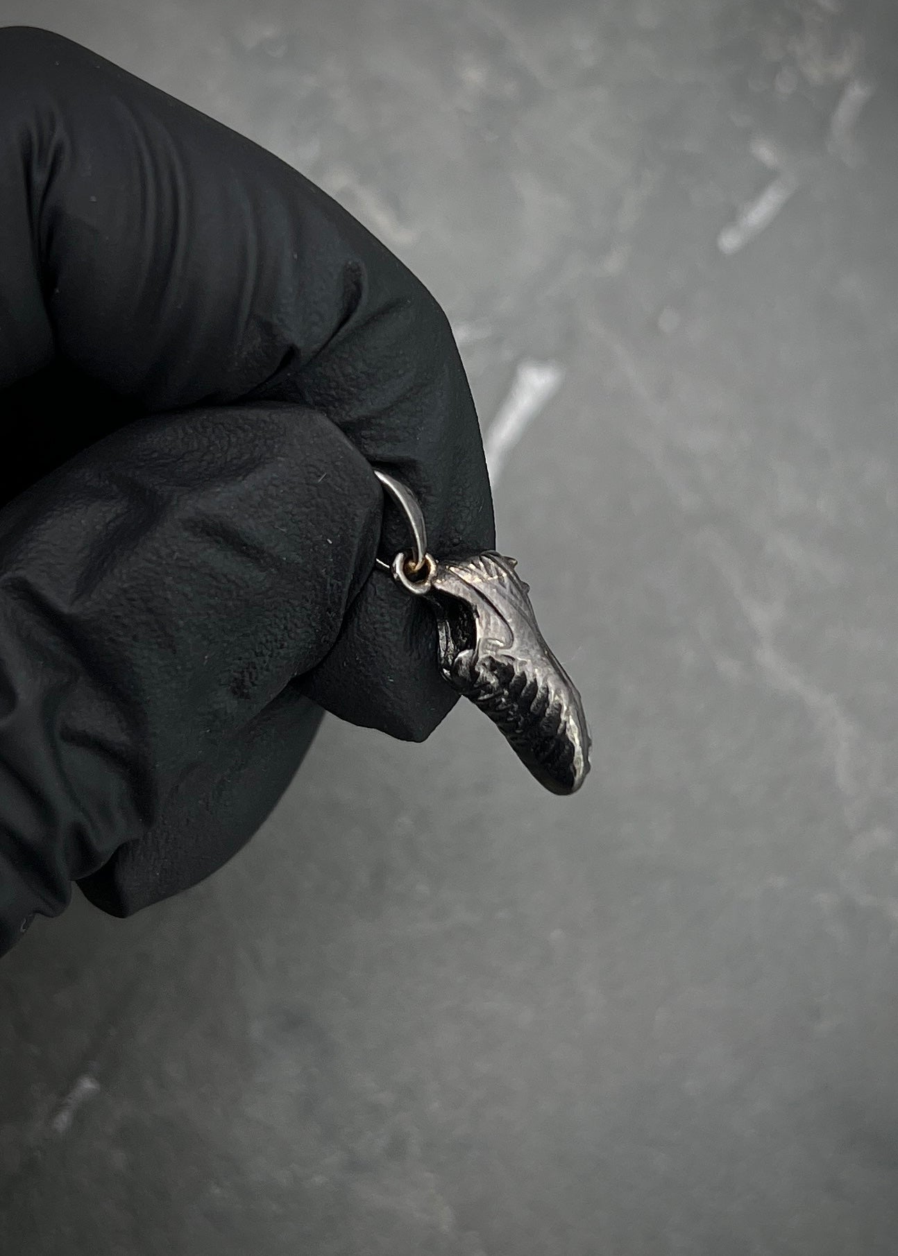 Dije de tenis con rodio negro 2.7gr / Largo 2cm / Oro Amarillo Nac M