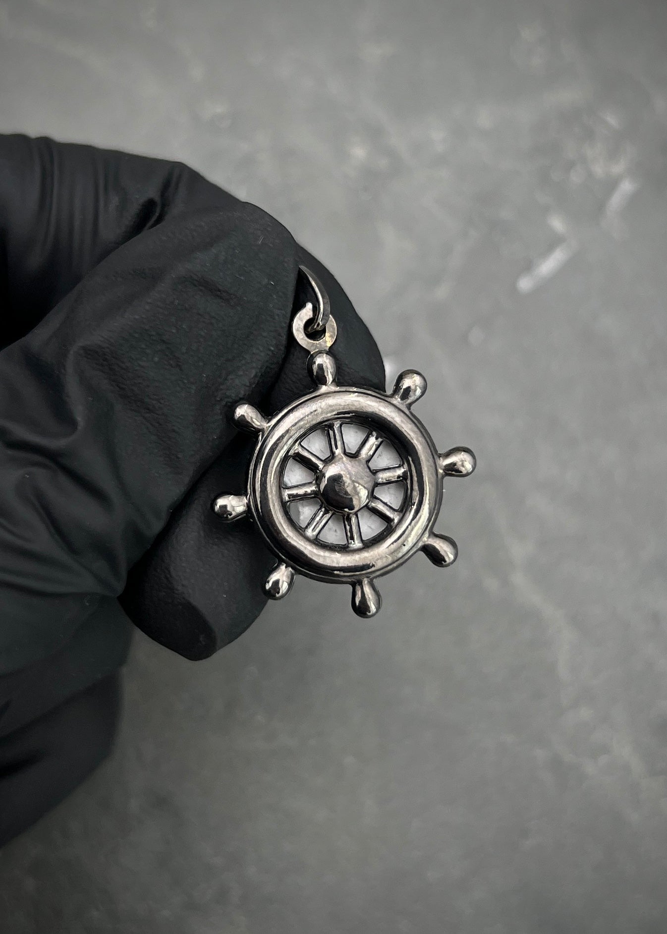 Dije timon con rodio negro 2.15gr / Largo 3cm / Oro Amarillo Nac M