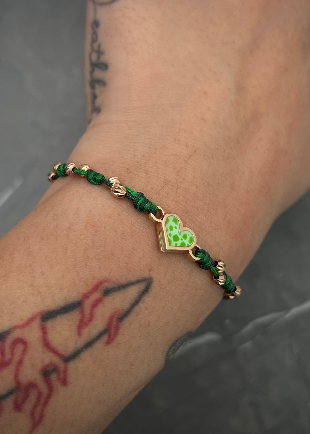 Pulsera en hilo verde con herraje de corazon 2.9gr — Oro Rosado