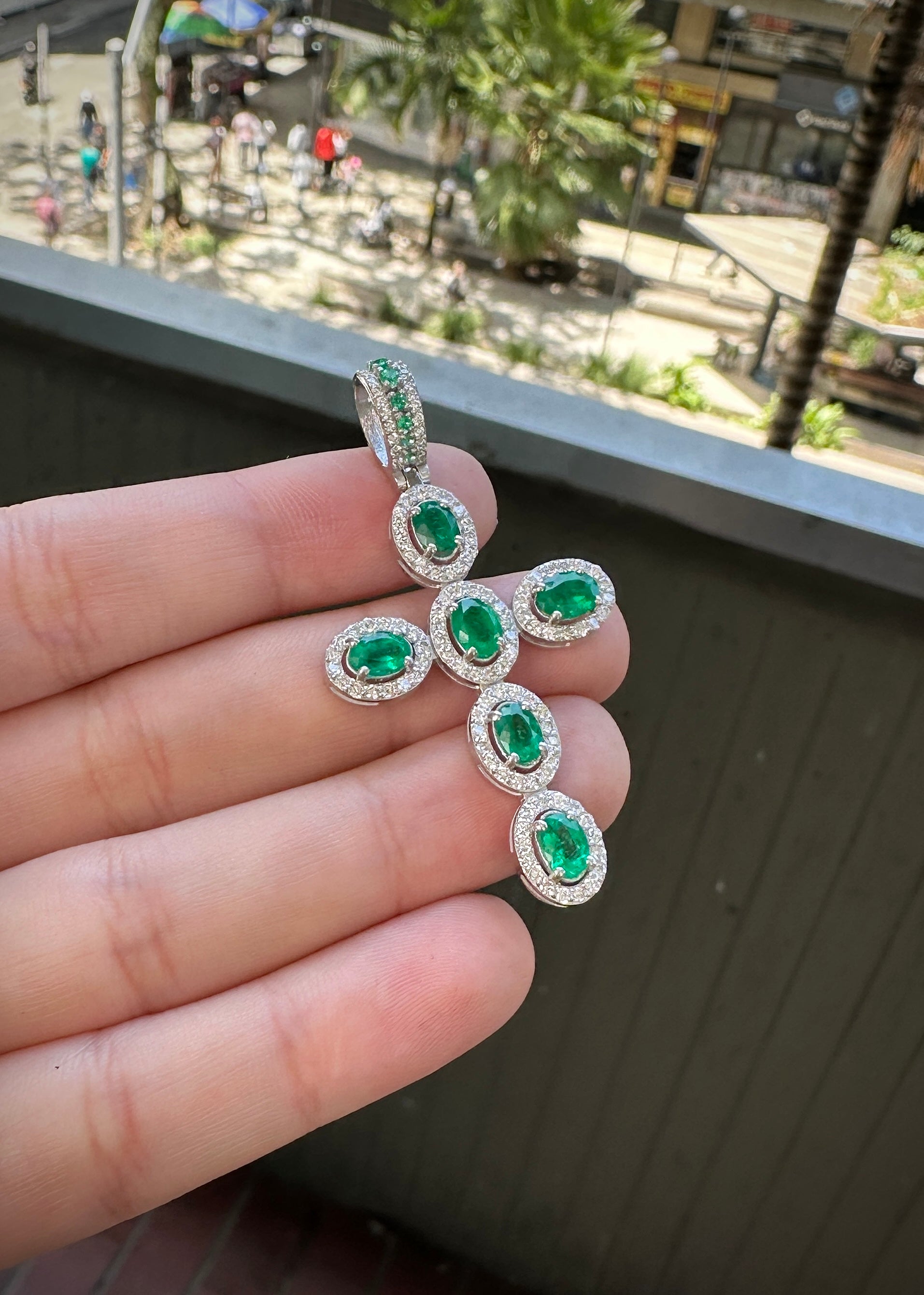 Dije cruz con 200pts de esmeralda y 200pts de diamante blanco 6.8gr / Largo 5cm / Oro Blanco (Joya) M