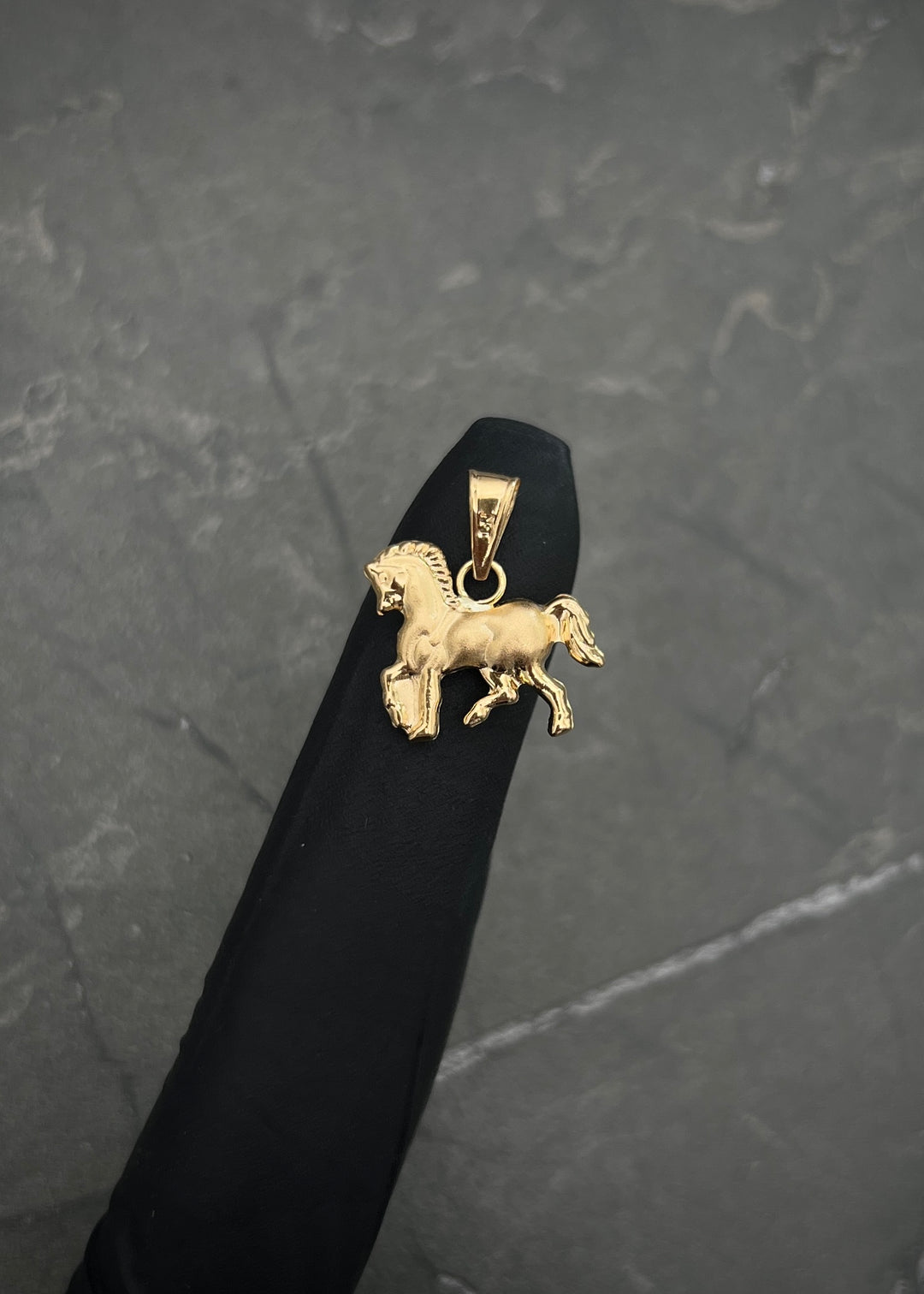 Dije caballo 0.9gr / Largo 1.8cm / Oro Amarillo Nac M