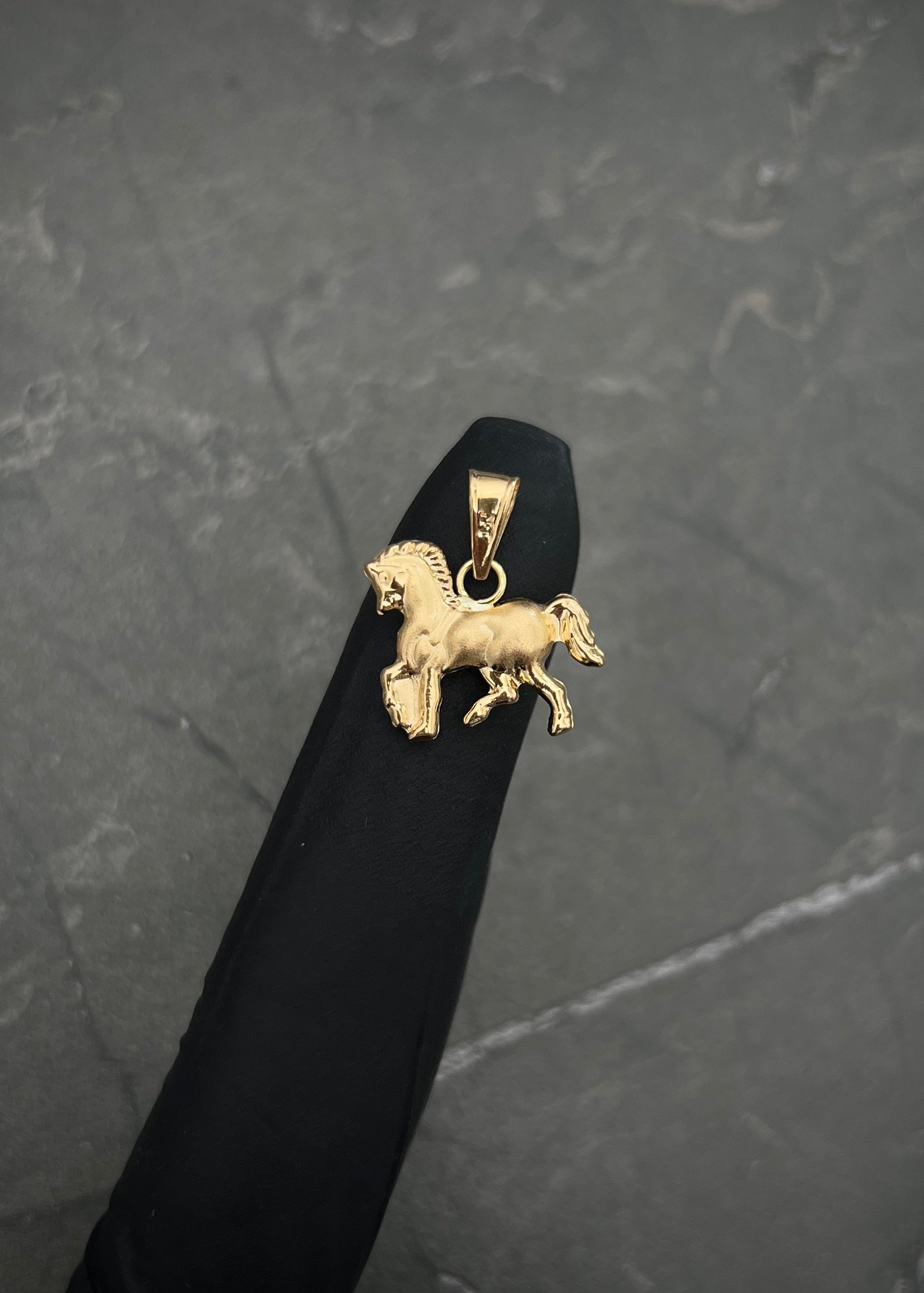 Dije caballo 0.9gr / Largo 1.8cm / Oro Amarillo Nac M