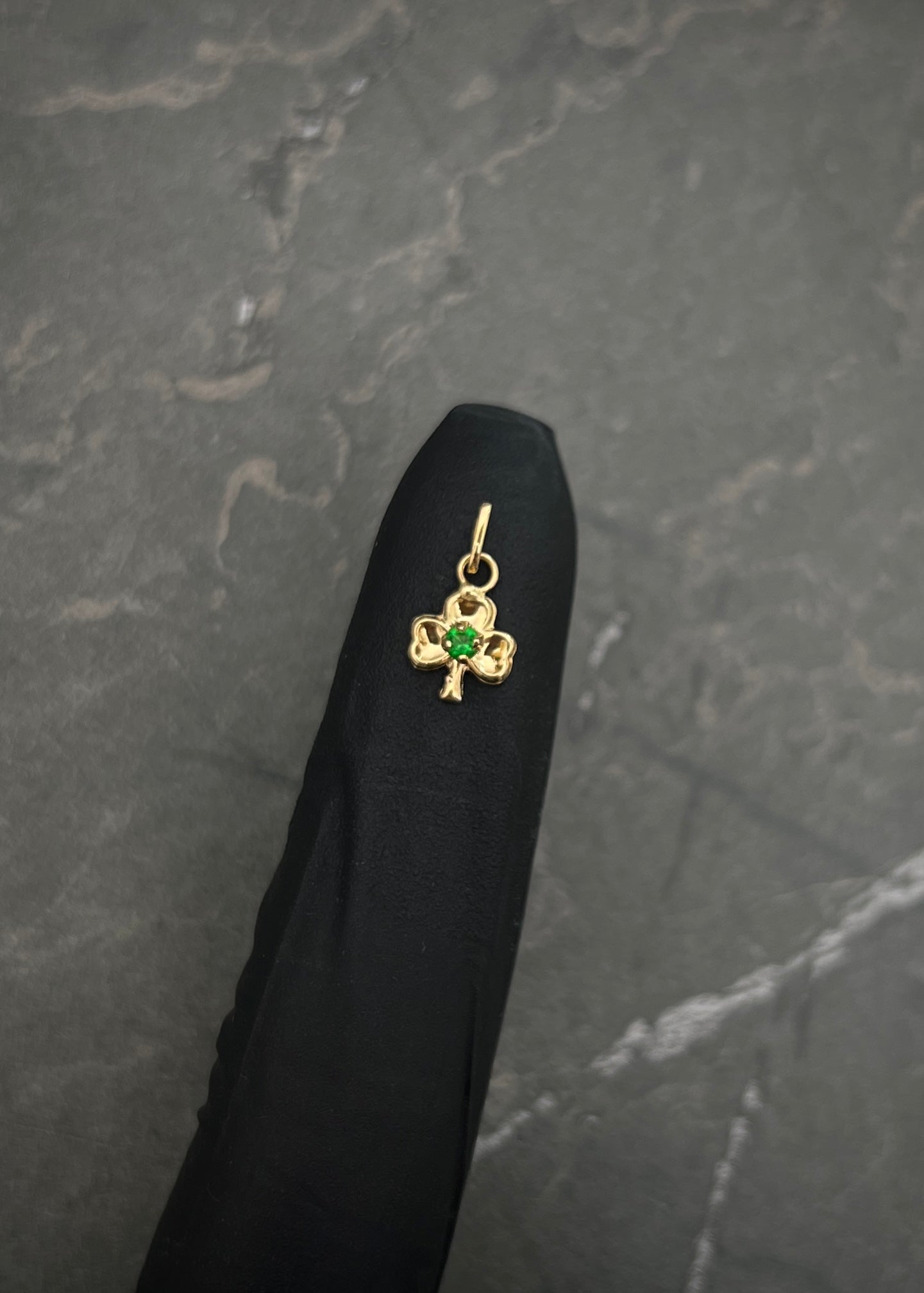 Dije trebol con swarovski verde 0.3gr / Largo 1.5cm / Oro Amarillo Nac B