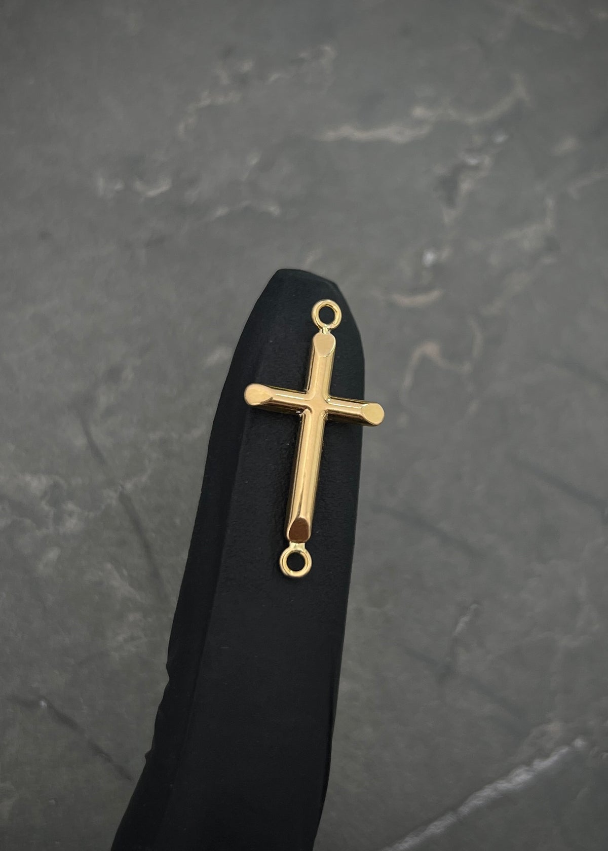 Herraje cruz lisa 0.65gr / Largo 2.8cm / Oro Amarillo Nac B