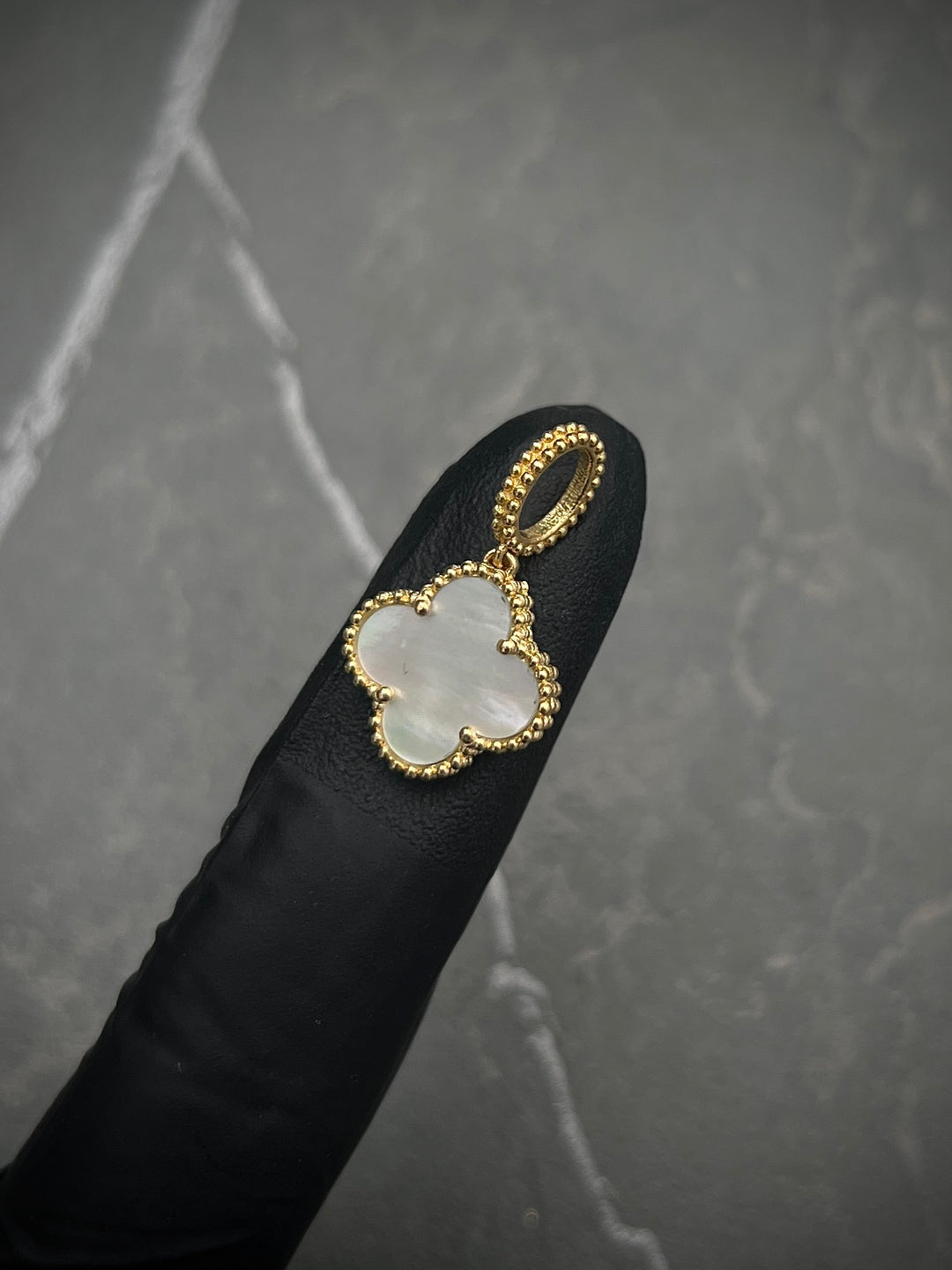 Dije lucky clover 1.95gr / Largo 2.3cm — Oro Amarillo