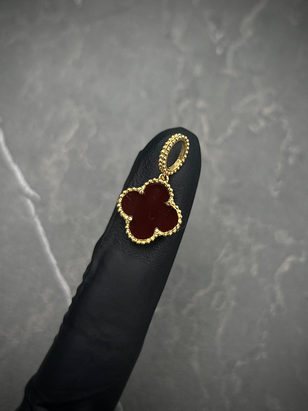Dije de lucky clover piedra roja 1.85gr / Largo 2.3cm — Oro Amarillo