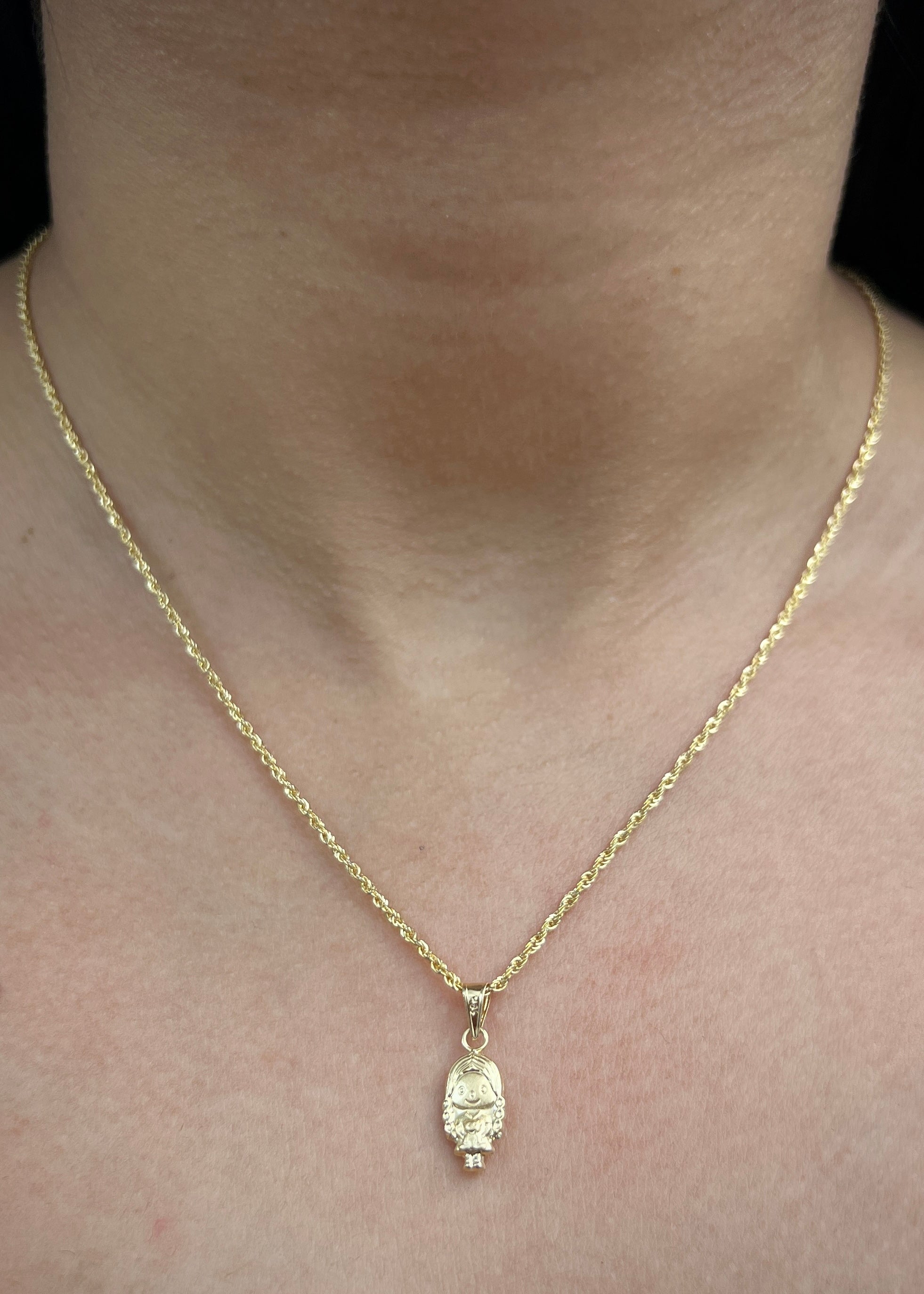 Dije niña 0.5gr / Largo 2cm / Oro Amarillo Nac M