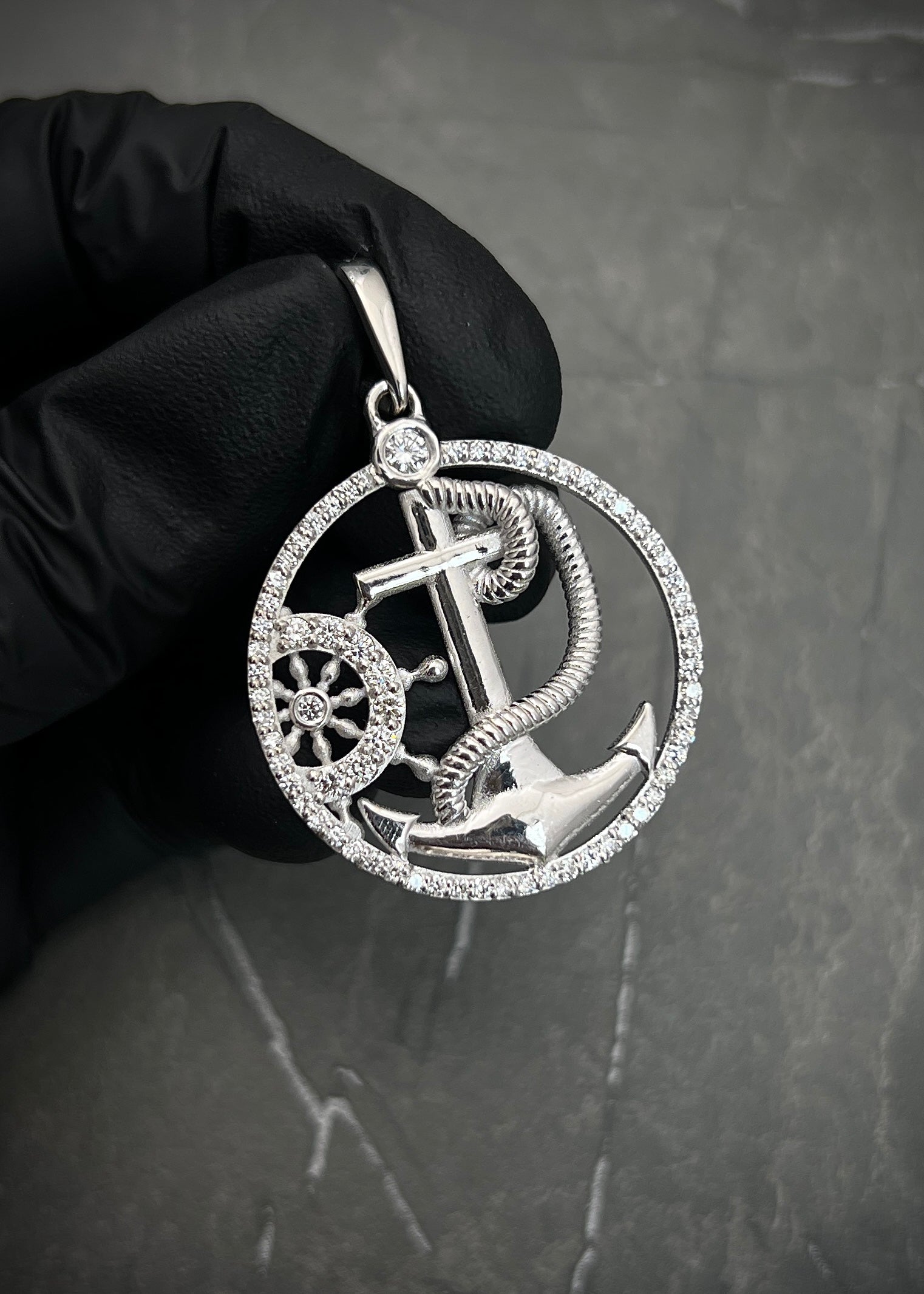 Dije Ancla Y Timon Con Swarovski Blanco 10.8gr / Largo 4.4cm / Oro Blanco Nac B