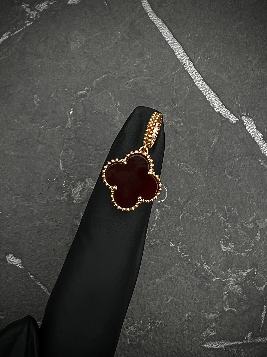 Dije lucky clover piedra roja 1.95gr / 2.3cm — Oro Rosado