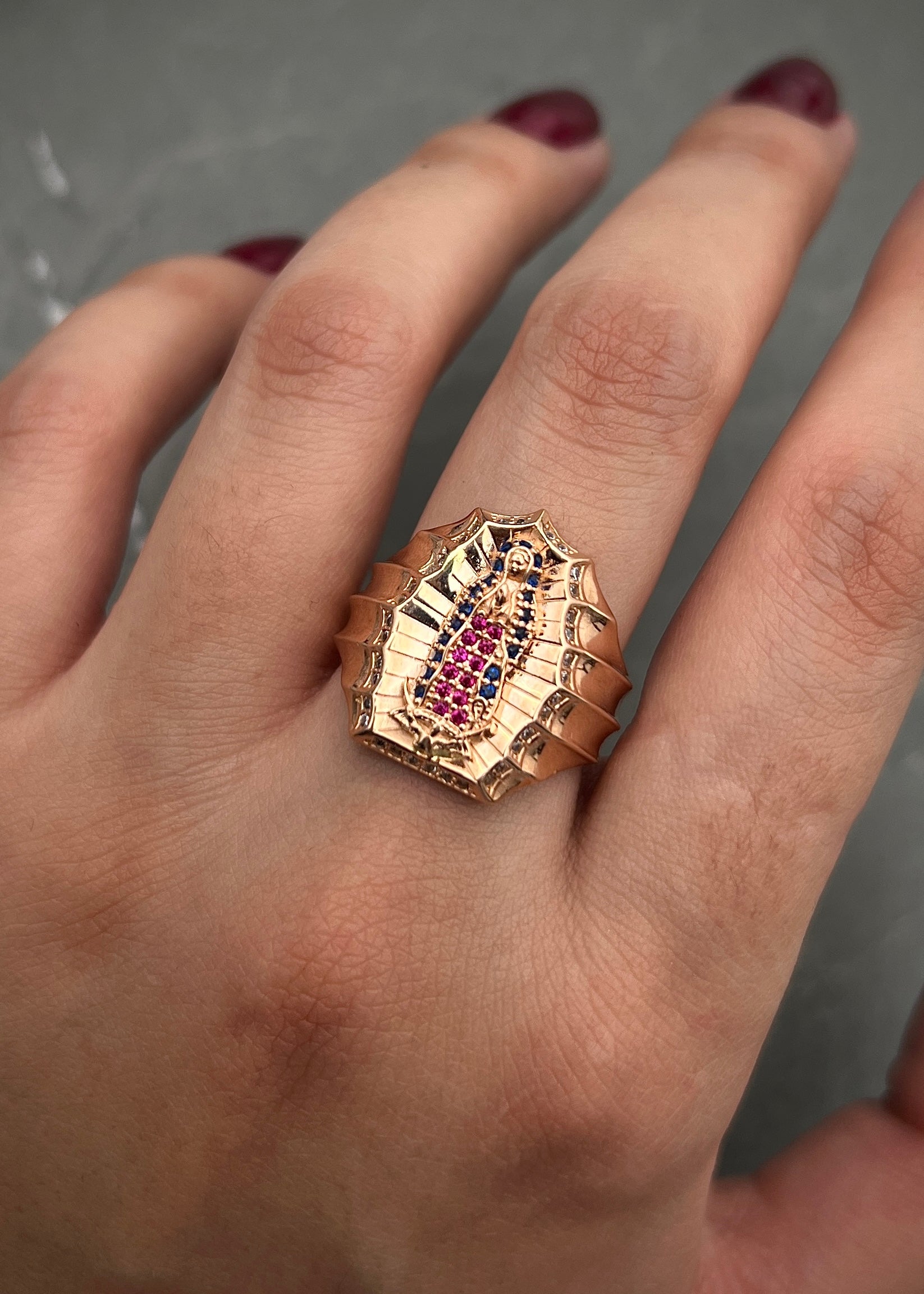 Anillo virgen de guadalupe con swarovski multicolor 8.65gr / TALLA 8 1/4 / Oro Rosado Nac B
