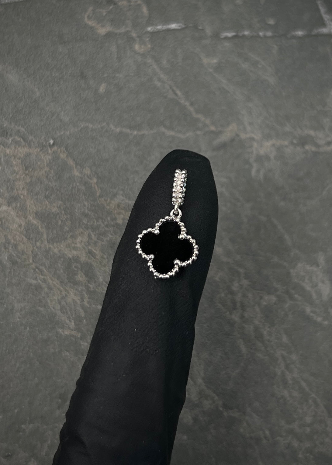 Dije lucky clover piedra negra 0.95gr / Largo 1.6cm / Oro Blanco Nac B