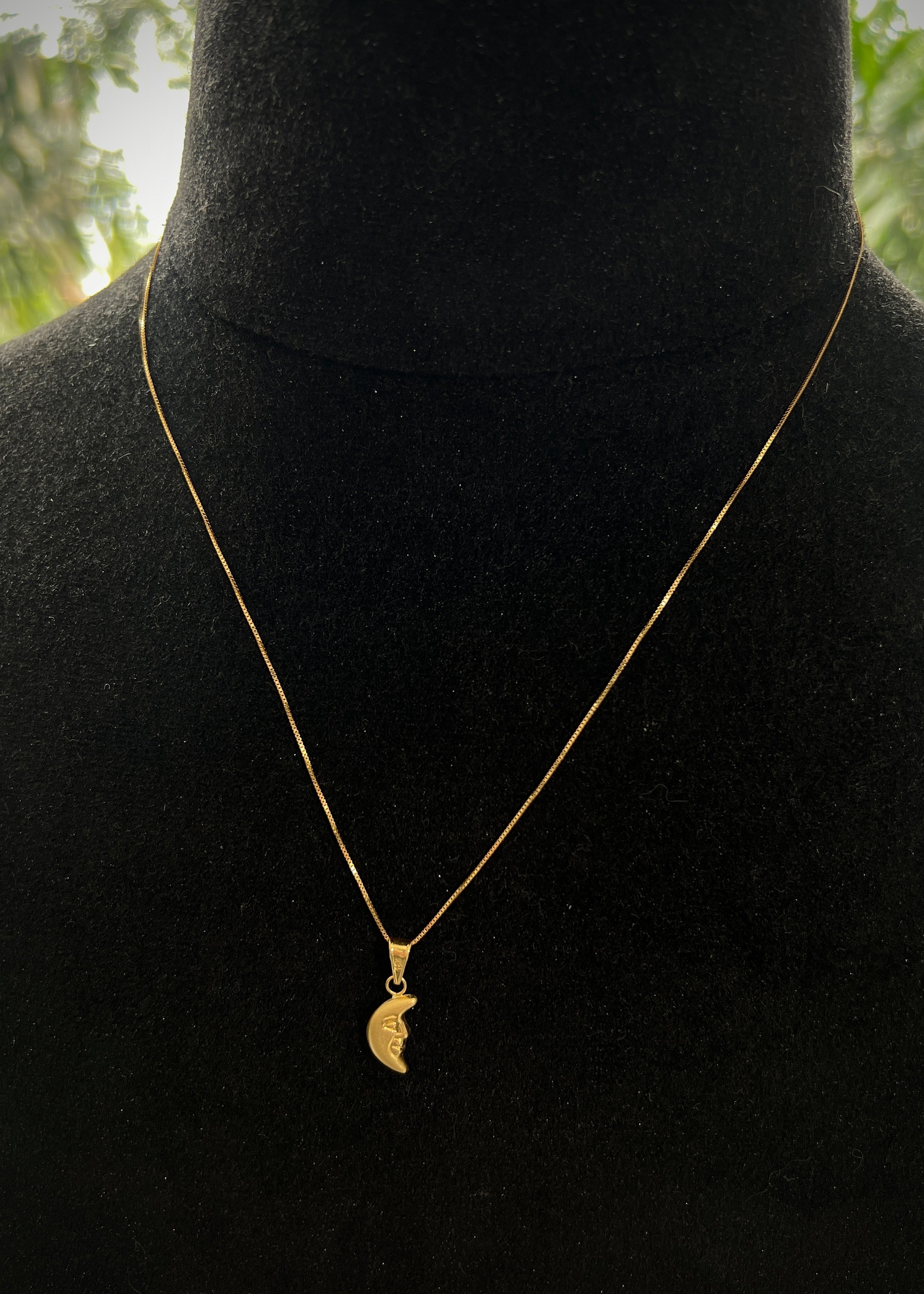 Dije de media luna 0.55gr / Largo 2cm / Oro Amarillo Nac P