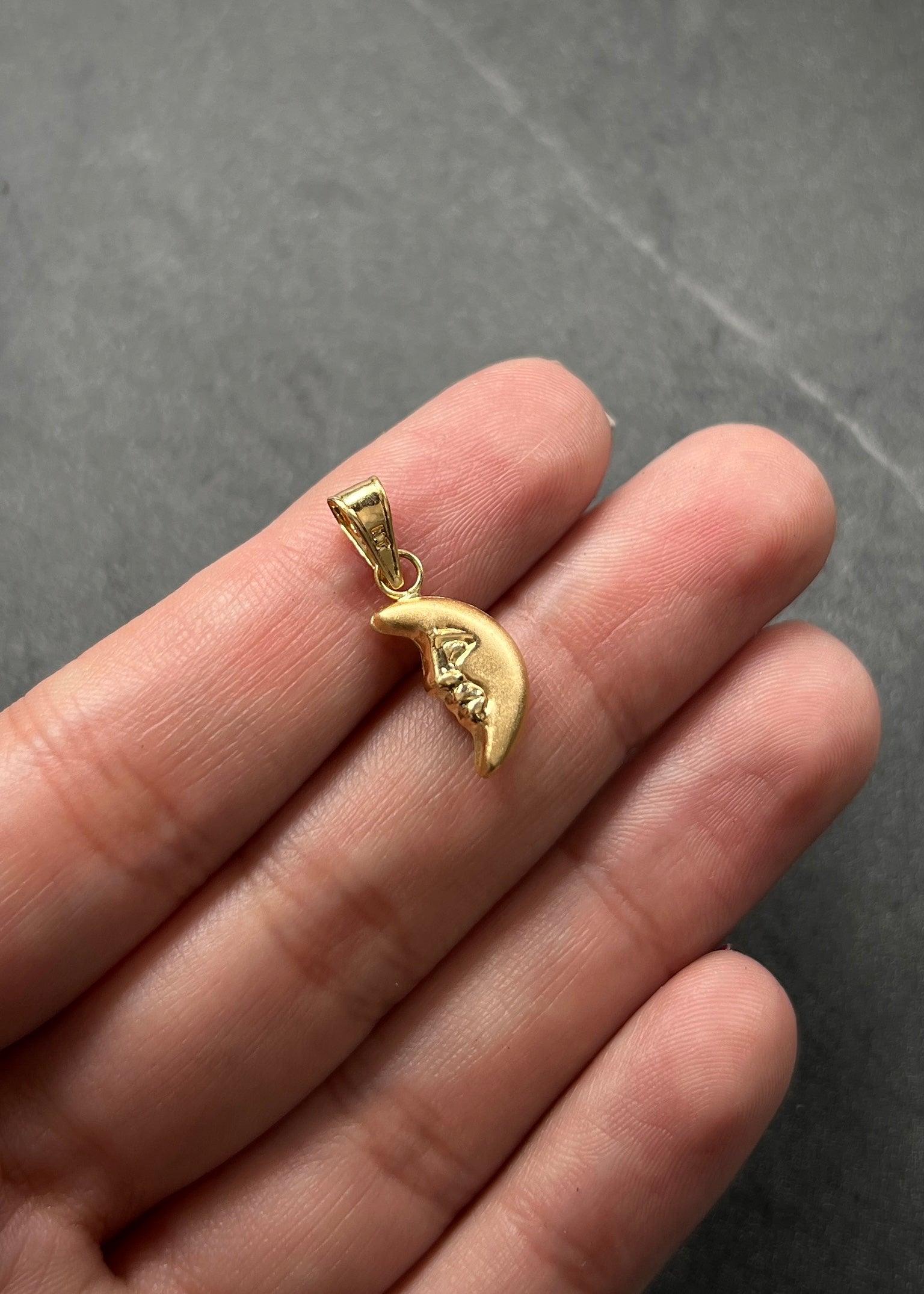 Dije de media luna 0.55gr / Largo 2cm / Oro Amarillo Nac P