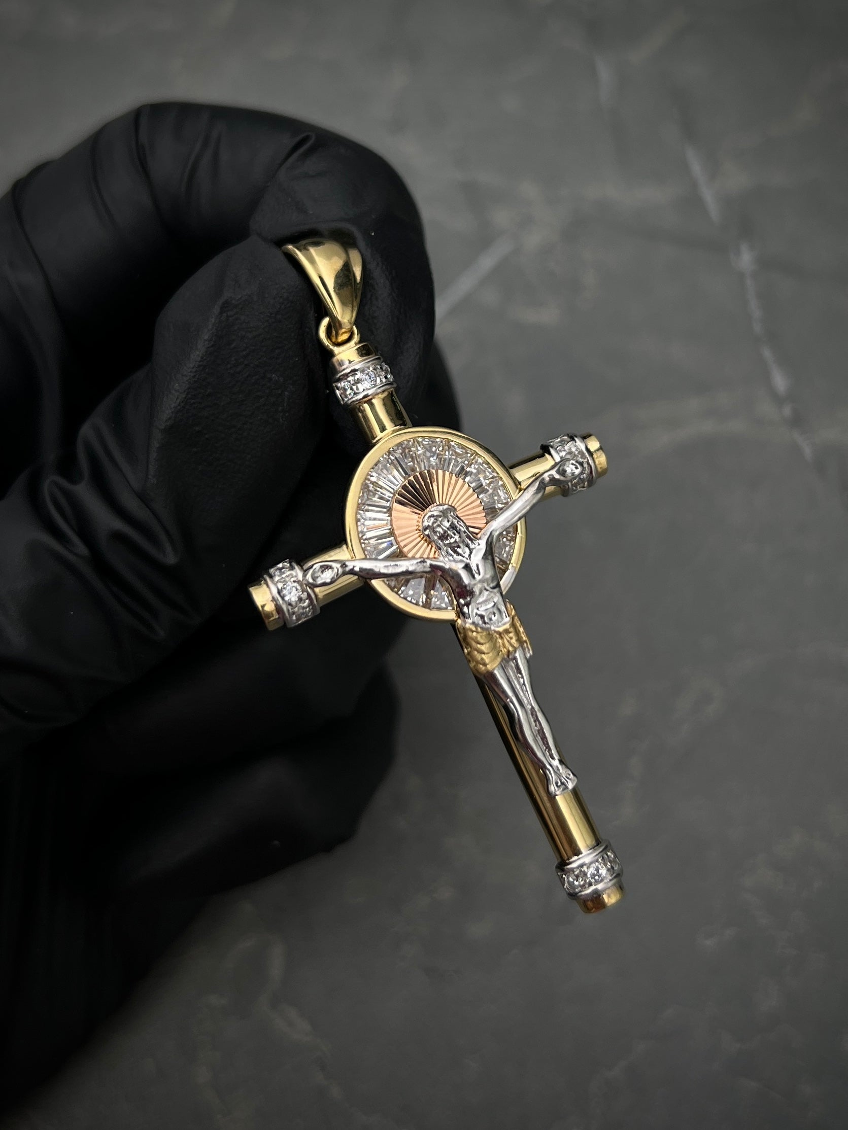 Dije cristo con swarovski blanco 9.15gr / Largo 5.8cm / Tres Oros italy +3 B