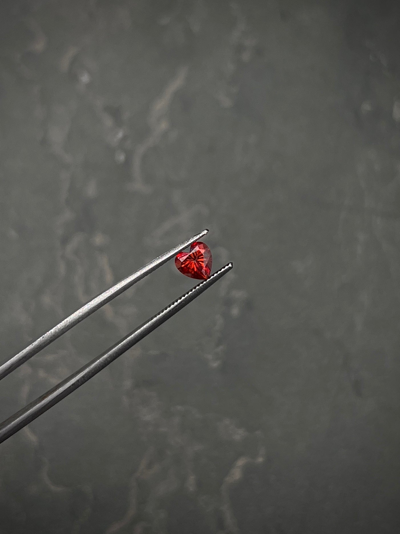 Moissanita De Corazon Rojo Con 60Pts Largo 0.6cm / (Joya) B