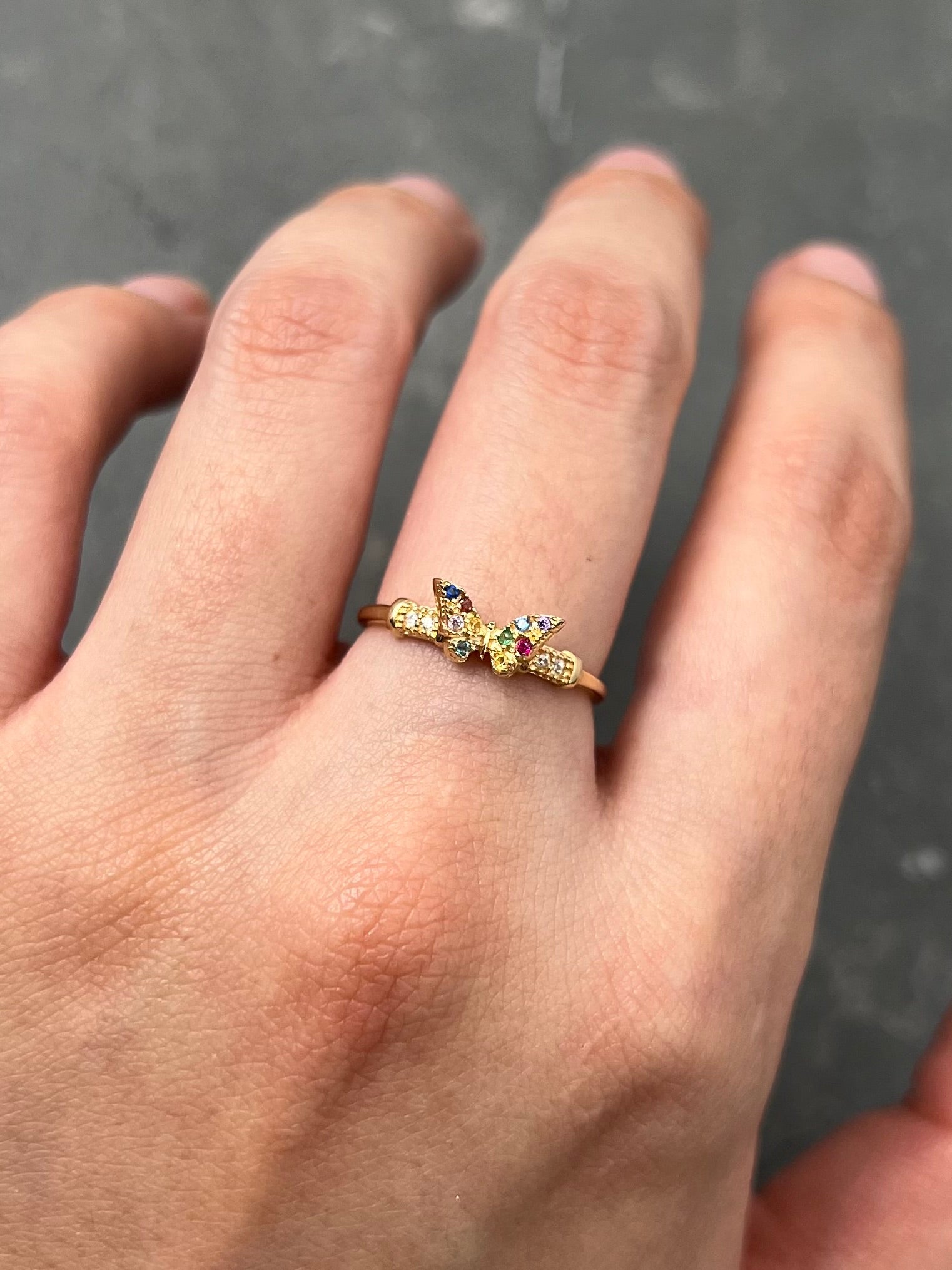 Anillo mariposa con swarovski multicolor 1.6gr / Talla 5 1/2 / Oro Amarillo Nac M