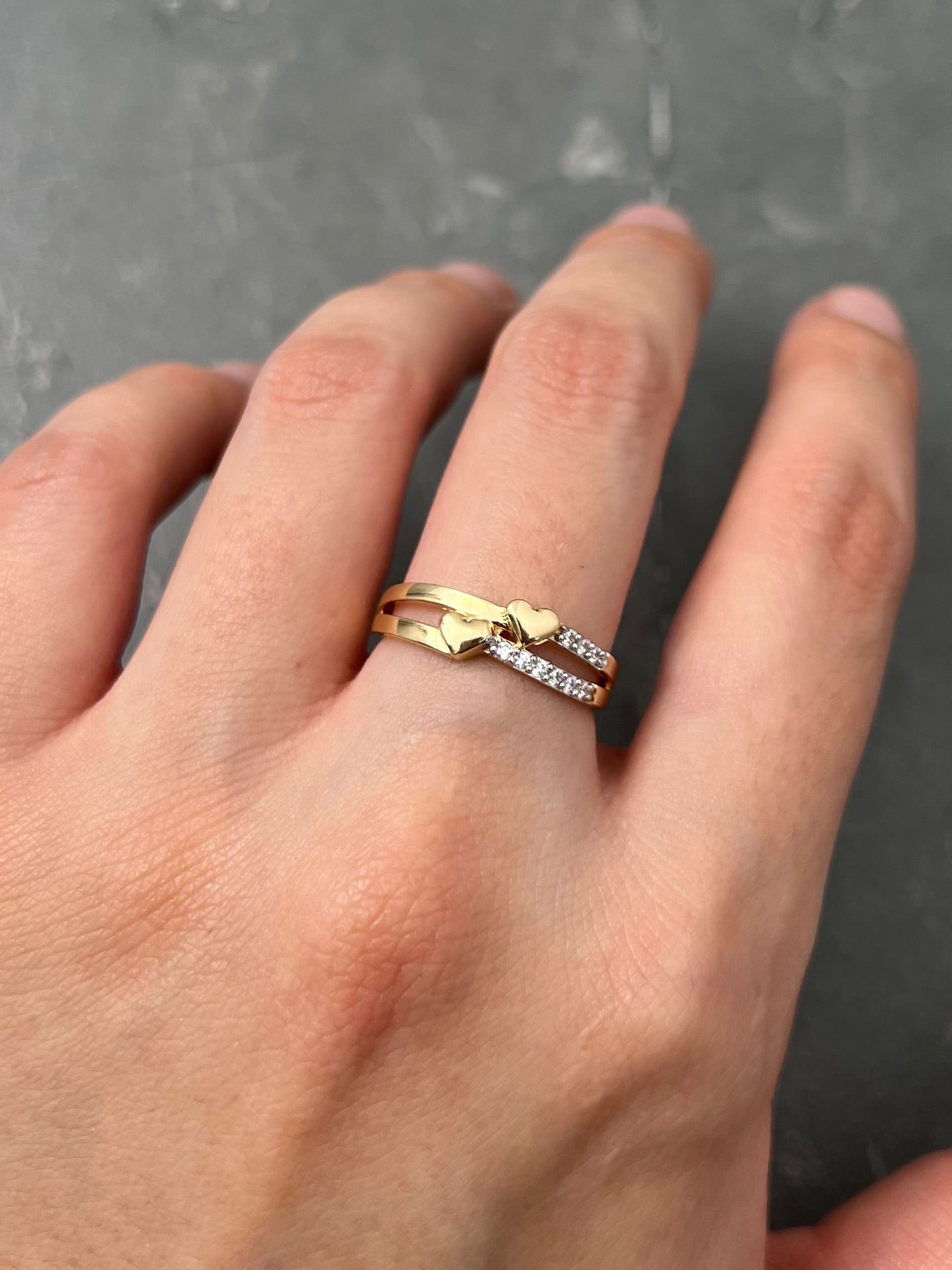 Anillo corazones con swarovski blanco 2.4gr / Talla 6 / Oro Amarillo Nac M