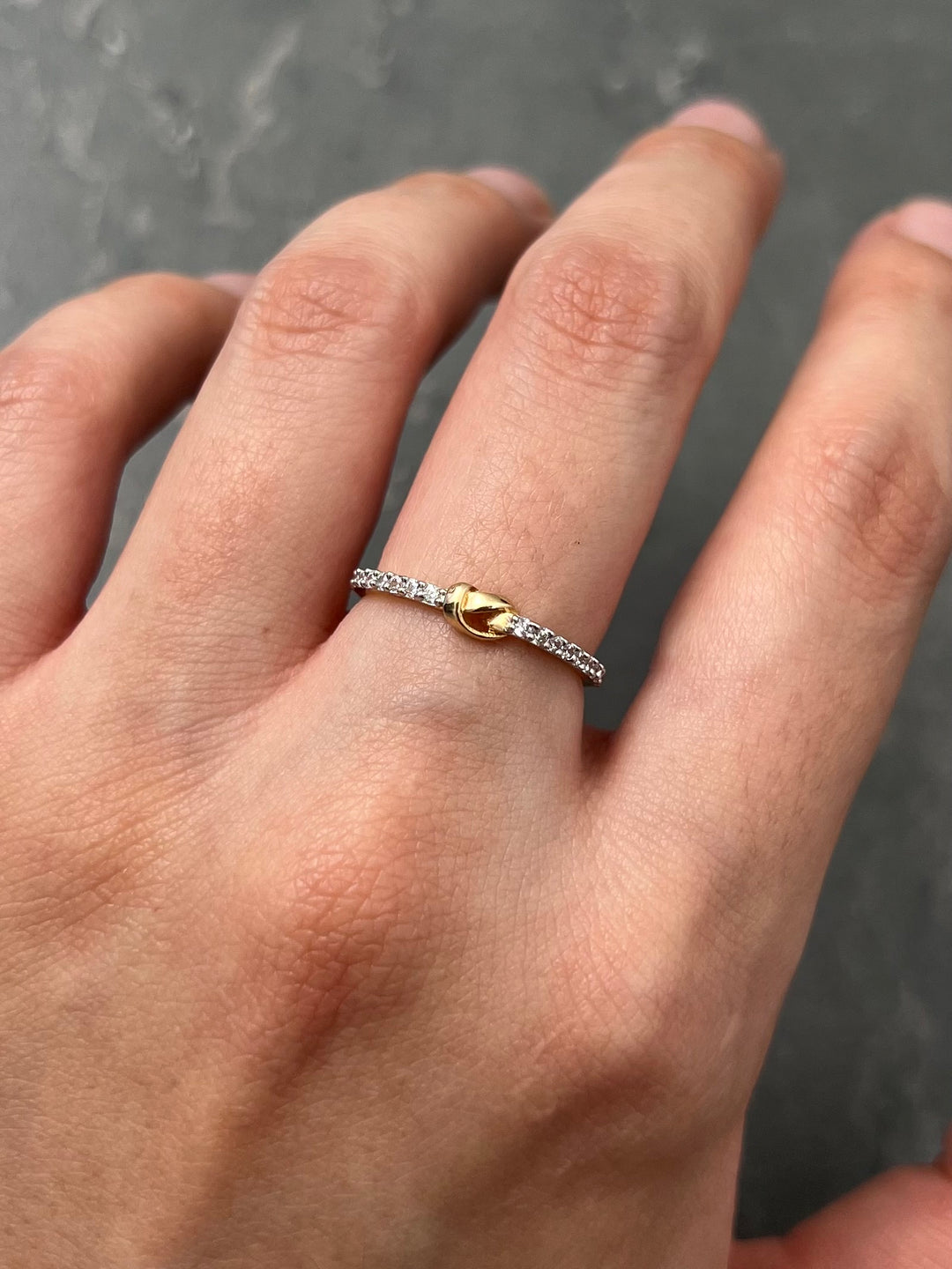 Anillo con swarovski blanco 1.35gr / Talla 5 1/4 — Oro Amarillo