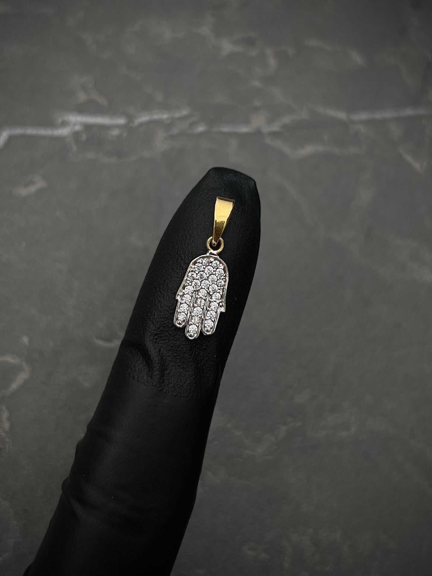 Dije mano Hs Con Swarovski Blanco 0.9gr / Largo 1.9cm / Oro Amarillo italy +3 M