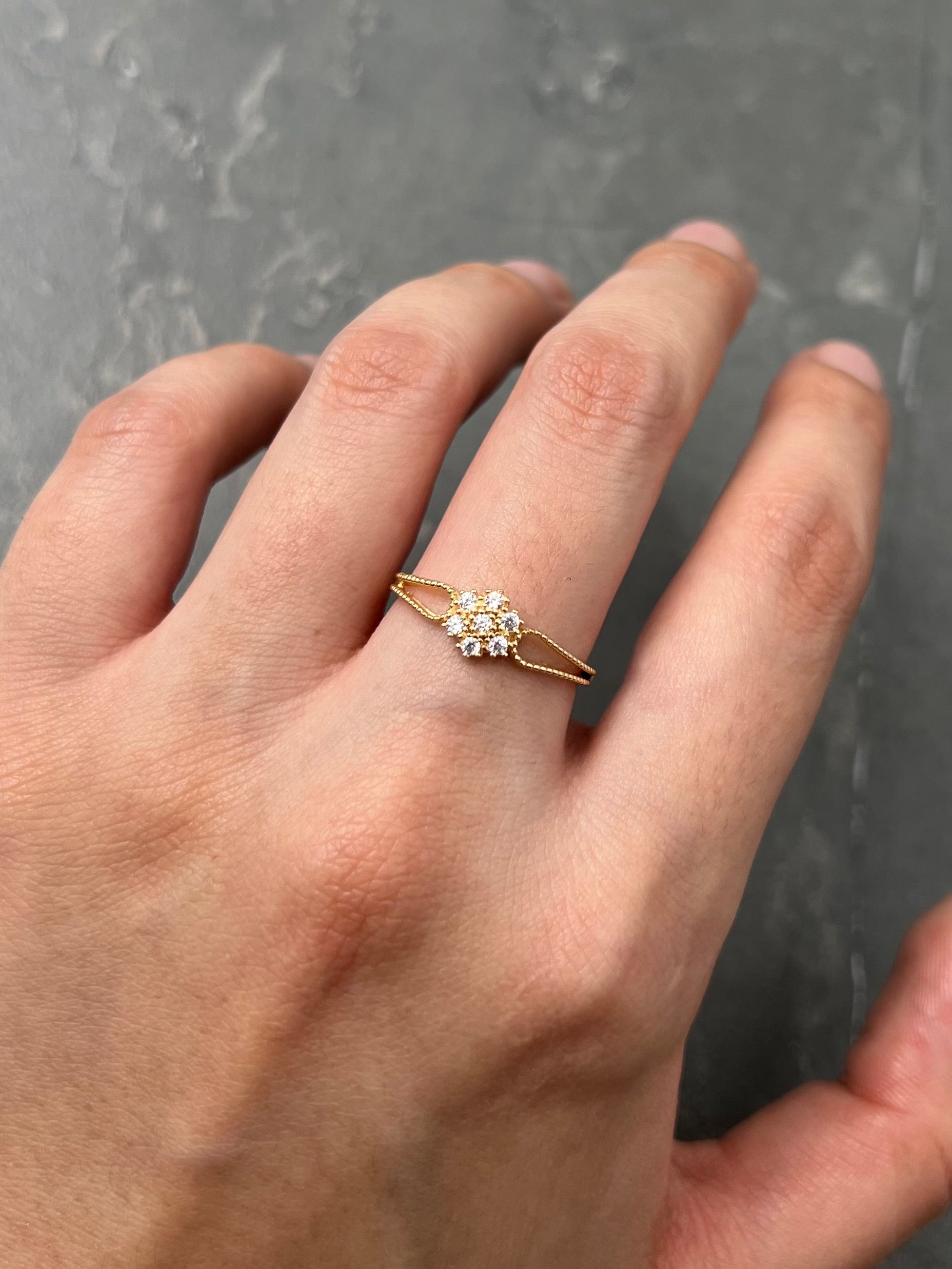 Anillo flor con swarovski blanco 1.6gr / Talla 7 3/4 / Oro Amarillo Nac B